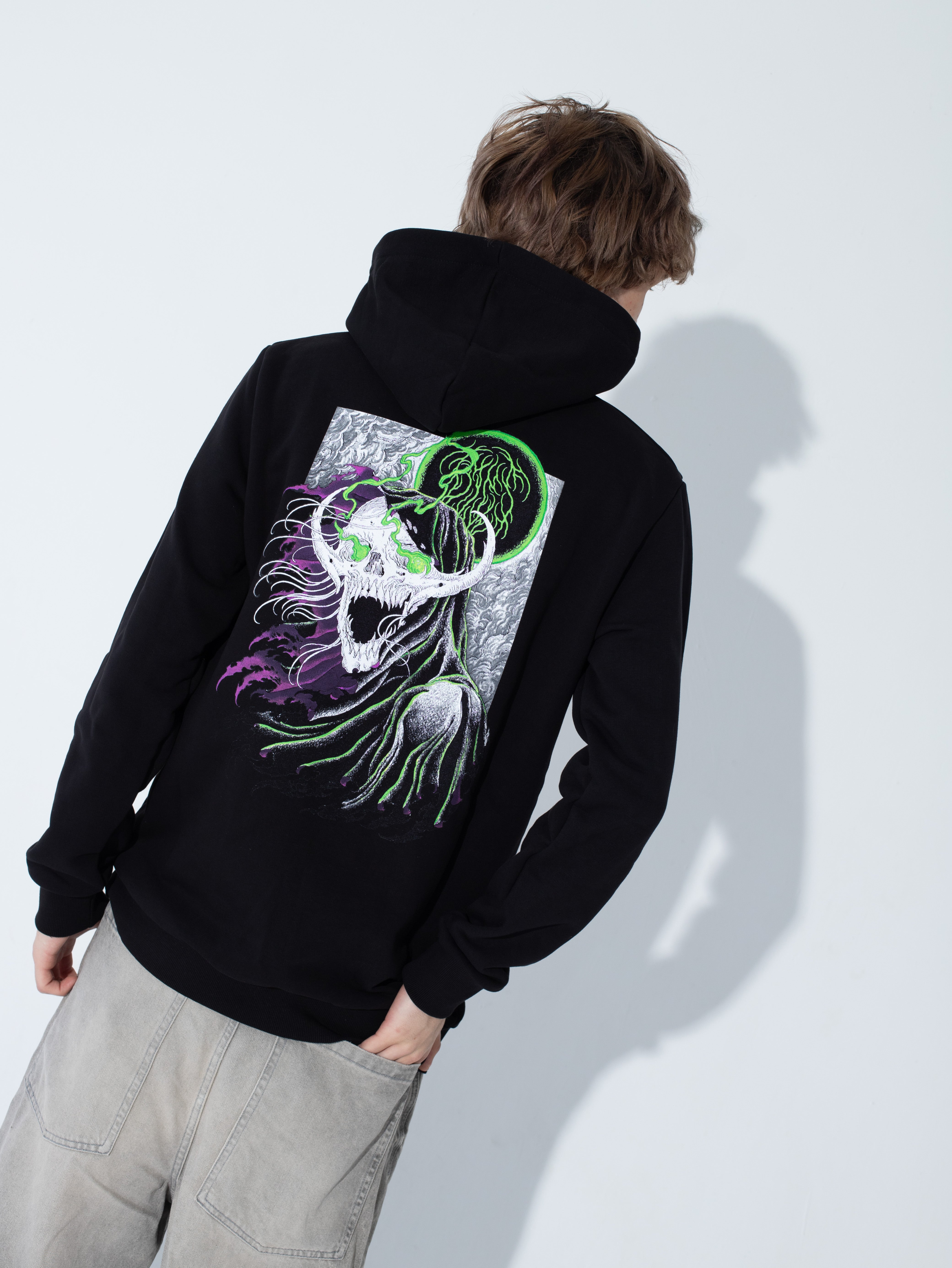 Bluza z kapturem THE WATCHER CREW NECK - Goth & Rock, Nu Metal od Bies Clothing. Bawełna pętelkowa premium 440gsm, mroczny design. Idealny gotycki styl dla fanów alternatywnej mody, unisex goth clothing, gothic basics, rock fashion, nu metal. Polska marka streetwear