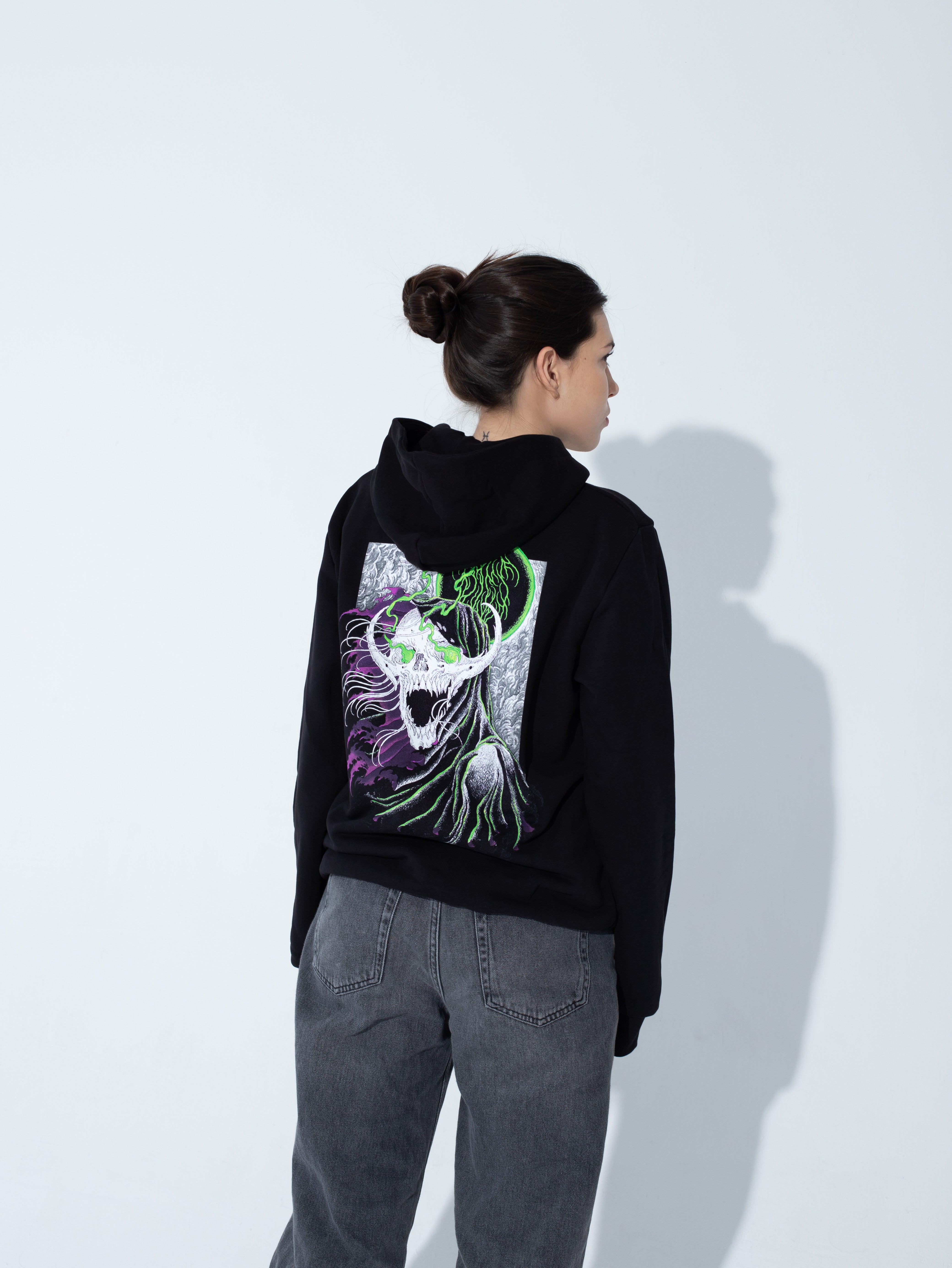 Bluza z kapturem THE WATCHER CREW NECK - Goth & Rock, Nu Metal od Bies Clothing. Bawełna pętelkowa premium 440gsm, mroczny design. Idealny gotycki styl dla fanów alternatywnej mody, unisex goth clothing, gothic basics, rock fashion, nu metal. Polska marka streetwear