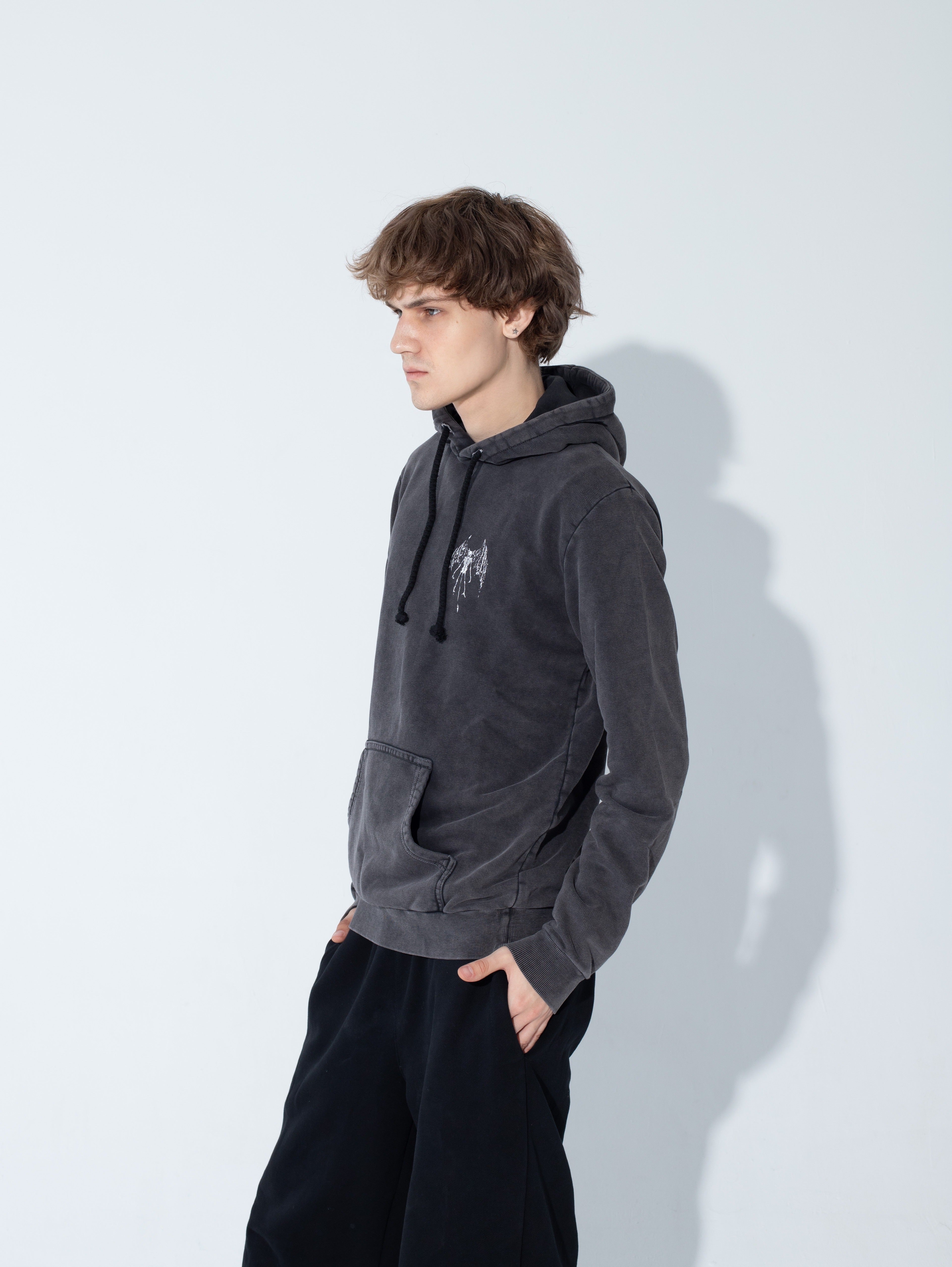 washed black hoodie Sprana Czarna Bluza BIES HOODIE - Goth & Rock, Nu Metal od Bies Clothing. Wysokiej jakości bawełna pętelkową, mroczny design. Idealna dla fanów alternatywnej mody i gotyckiego stylu, unisex goth clothing, gothic basics, rock fashion, nu metal. Polska Marka Streetwear