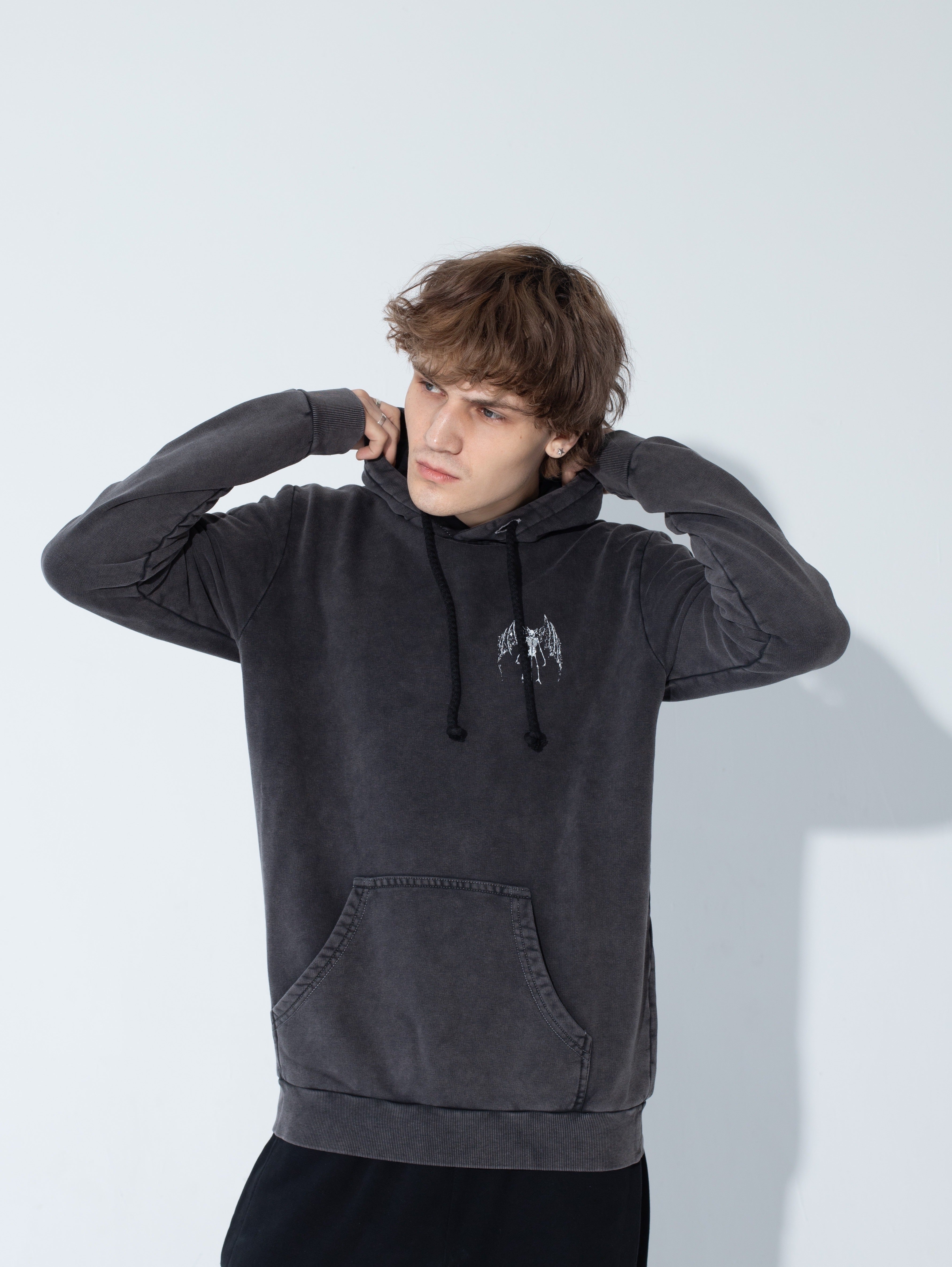 washed black hoodie Sprana Czarna Bluza BIES HOODIE - Goth & Rock, Nu Metal od Bies Clothing. Wysokiej jakości bawełna pętelkową, mroczny design. Idealna dla fanów alternatywnej mody i gotyckiego stylu, unisex goth clothing, gothic basics, rock fashion, nu metal. Polska Marka Streetwear