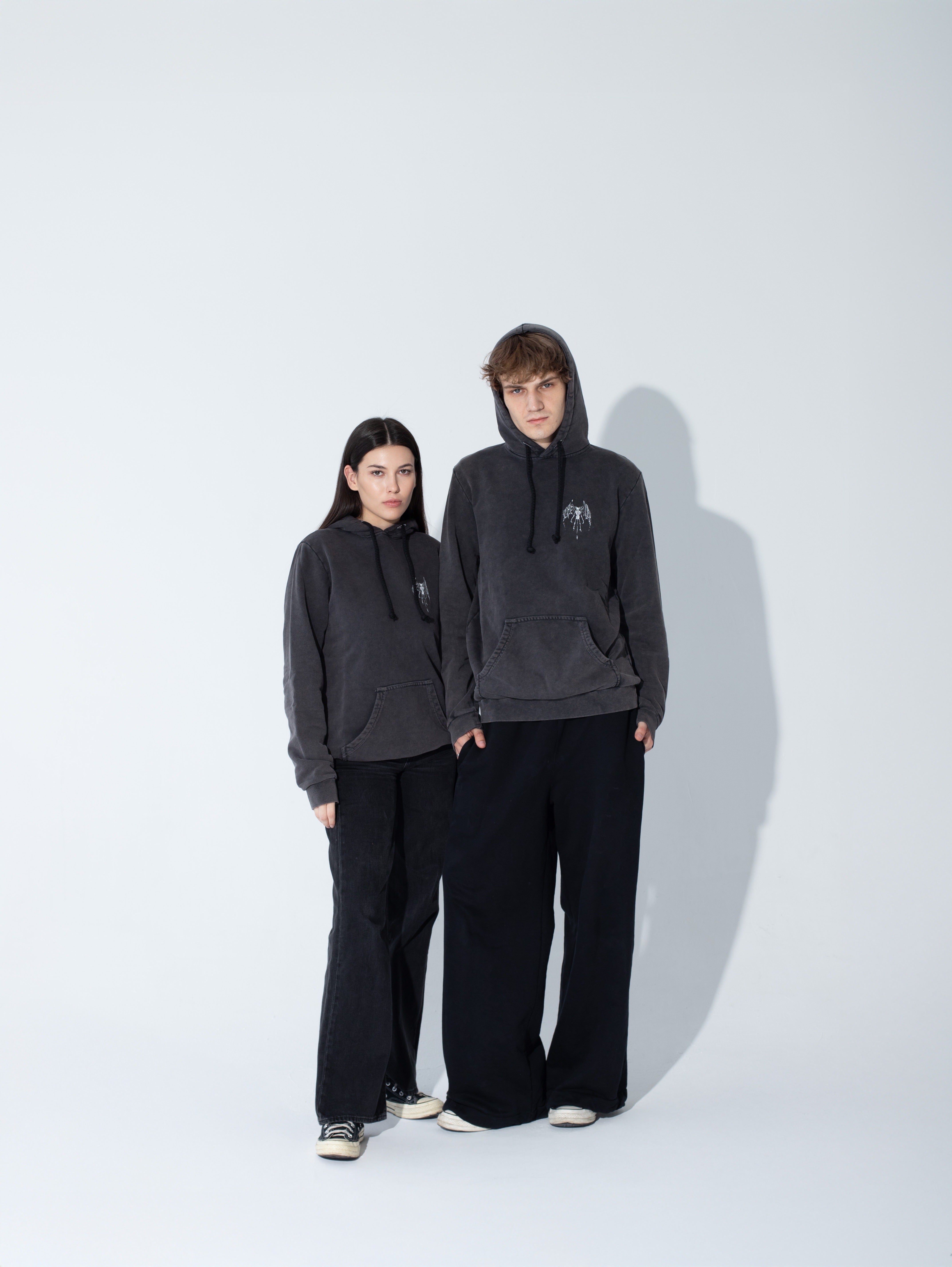 washed black hoodie Sprana Czarna Bluza BIES HOODIE - Goth & Rock, Nu Metal od Bies Clothing. Wysokiej jakości bawełna pętelkową, mroczny design. Idealna dla fanów alternatywnej mody i gotyckiego stylu, unisex goth clothing, gothic basics, rock fashion, nu metal. Polska Marka Streetwear