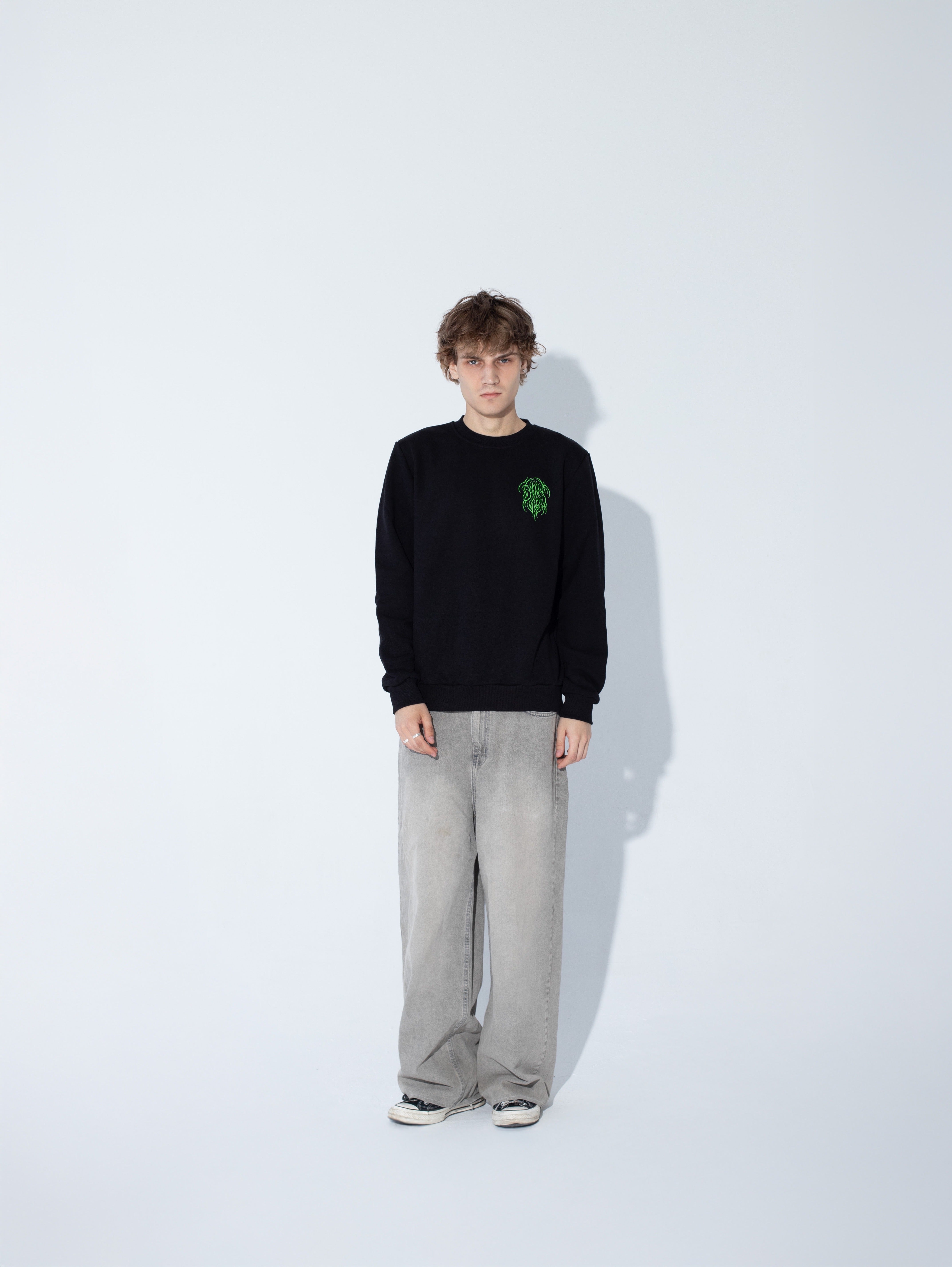 Bluza THE WATCHER CREW NECK - Goth & Rock, Nu Metal od Bies Clothing. Bawełna pętelkowa premium 440gsm, mroczny design. Idealny gotycki styl dla fanów alternatywnej mody, unisex goth clothing, gothic basics, rock fashion, nu metal. Polska marka streetwear