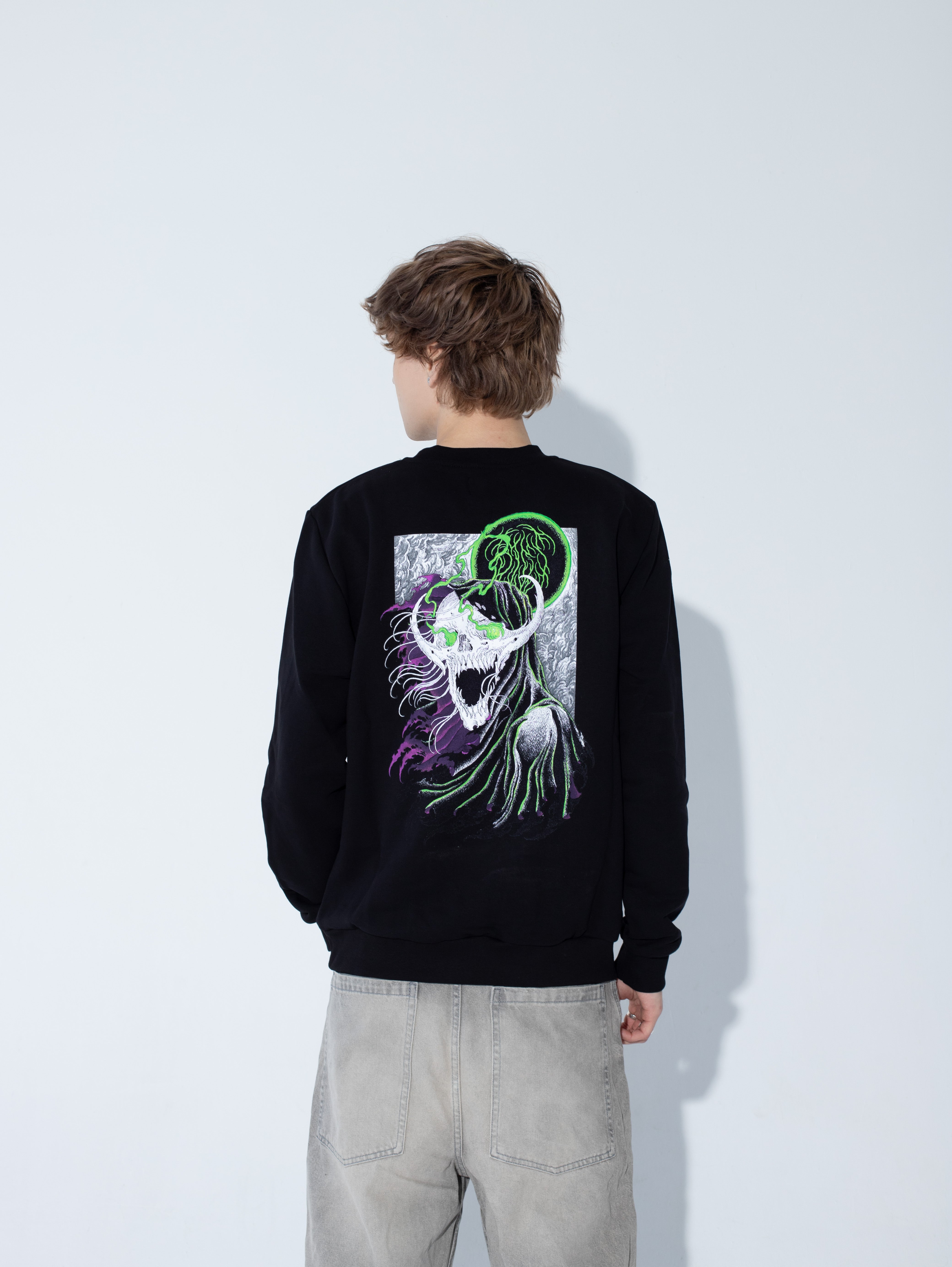 Bluza THE WATCHER CREW NECK - Goth & Rock, Nu Metal od Bies Clothing. Bawełna pętelkowa premium 440gsm, mroczny design. Idealny gotycki styl dla fanów alternatywnej mody, unisex goth clothing, gothic basics, rock fashion, nu metal. Polska marka streetwear