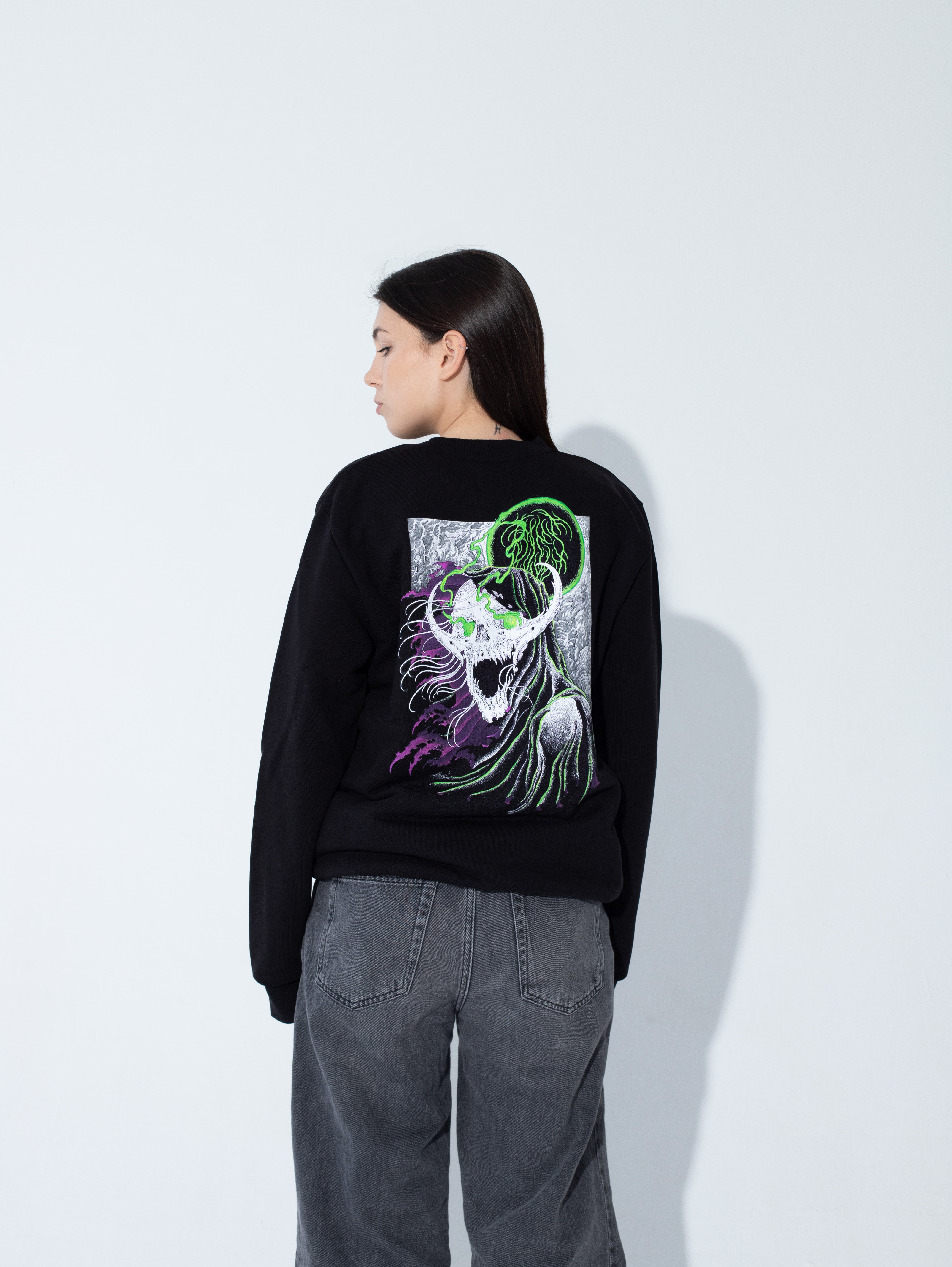 Bluza THE WATCHER CREW NECK - Goth & Rock, Nu Metal od Bies Clothing. Bawełna pętelkowa premium 440gsm, mroczny design. Idealny gotycki styl dla fanów alternatywnej mody, unisex goth clothing, gothic basics, rock fashion, nu metal. Polska marka streetwear