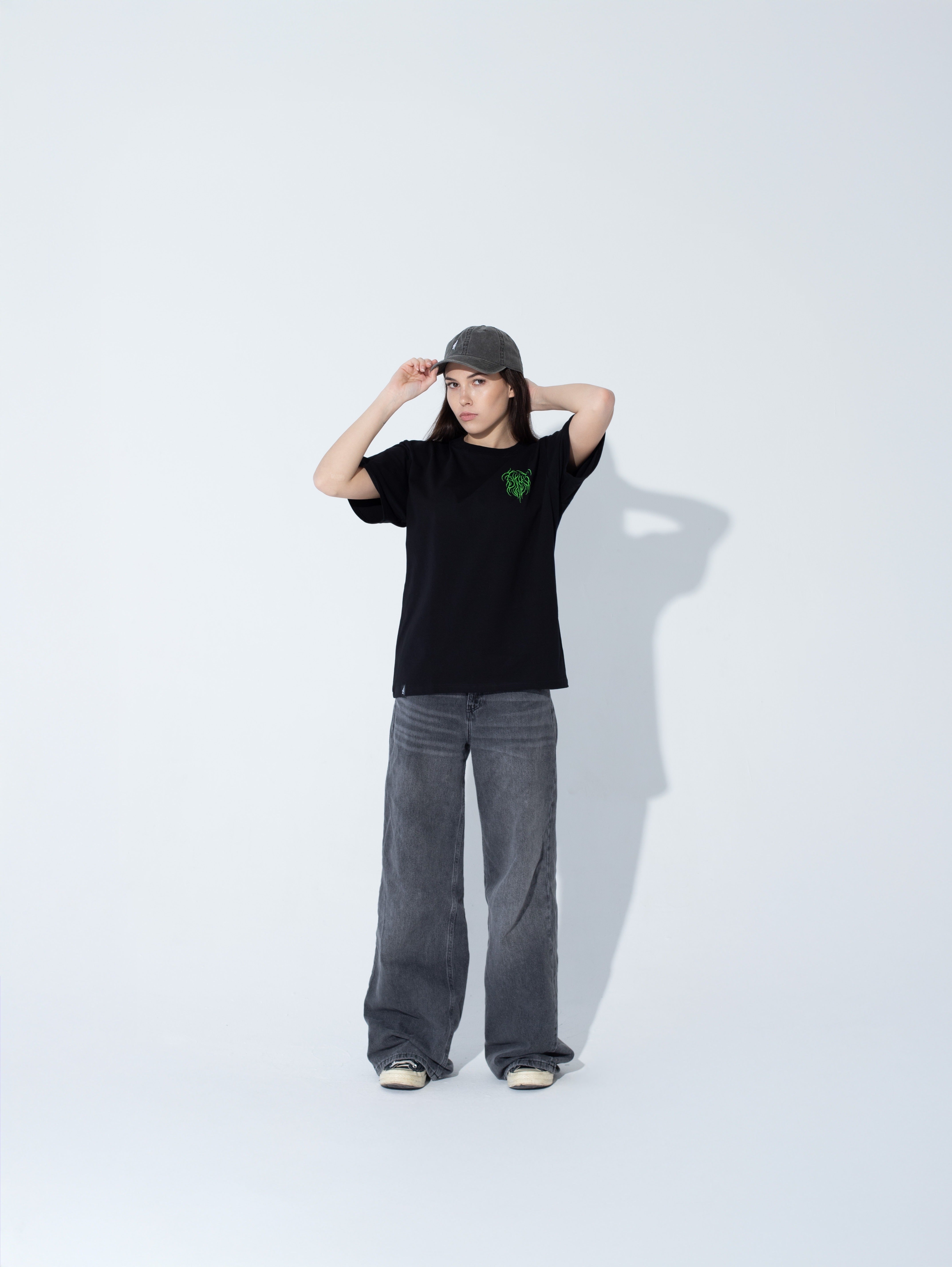 Czarna Koszulka THE WATCHER T-SHIRT - Goth & Rock, Nu Metal od Bies Clothing Wysokiej jakości bawełna, mroczny design. Idealny gotycki styl dla fanów alternatywnej mody, unisex goth clothing, gothic basics, rock fashion, nu metal.
Polska marka Streetwear