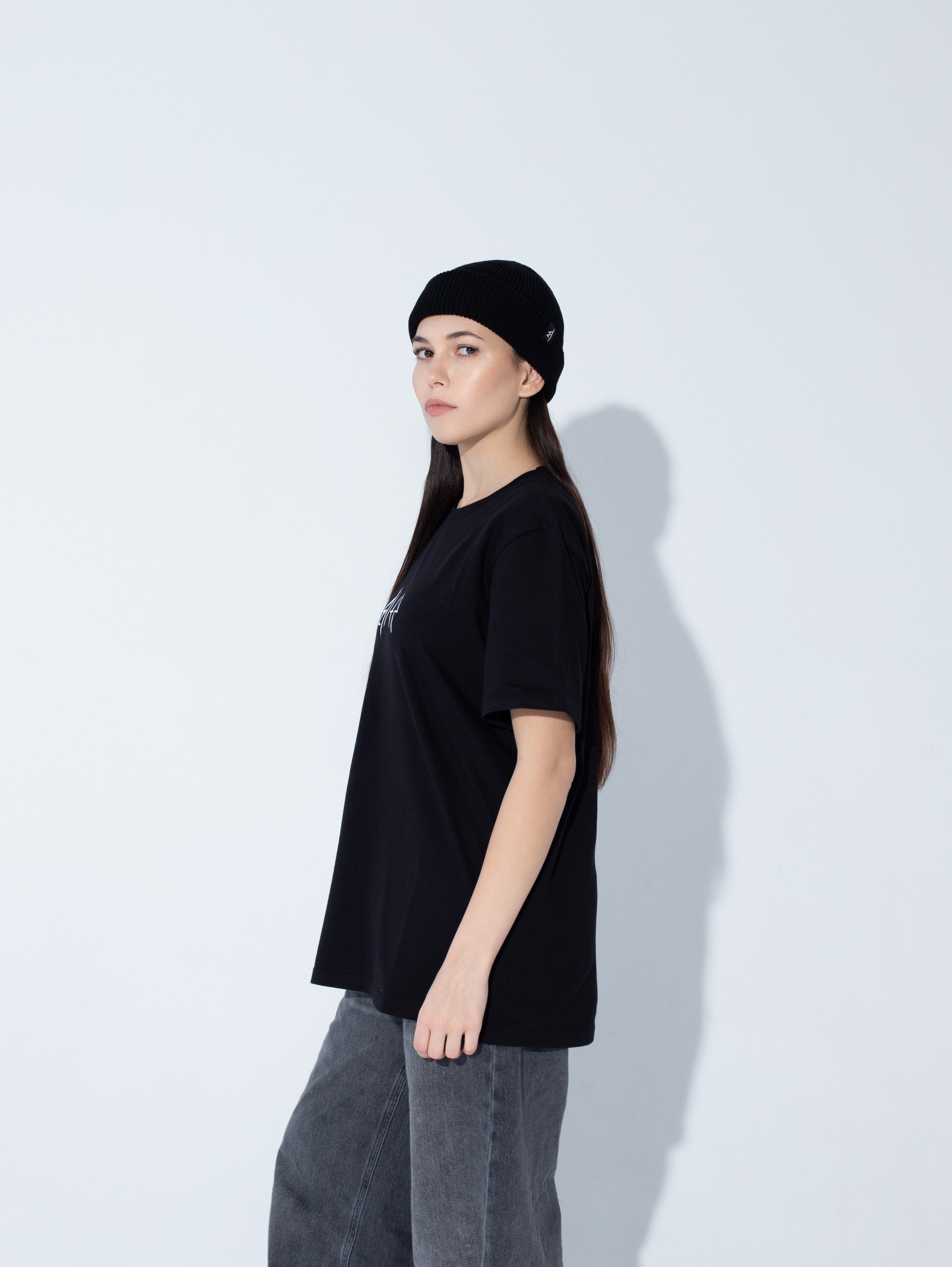 Fisherman Beanie Black - Goth & Rock, Nu Metal od Bies Clothing. Klasyczny krój, komfort i trwałość. Idealny dodatek dla fanów alternatywnej mody, gotycki styl, unisex goth clothing, gothic basics, rock fashion, nu metal.
polski streetwear