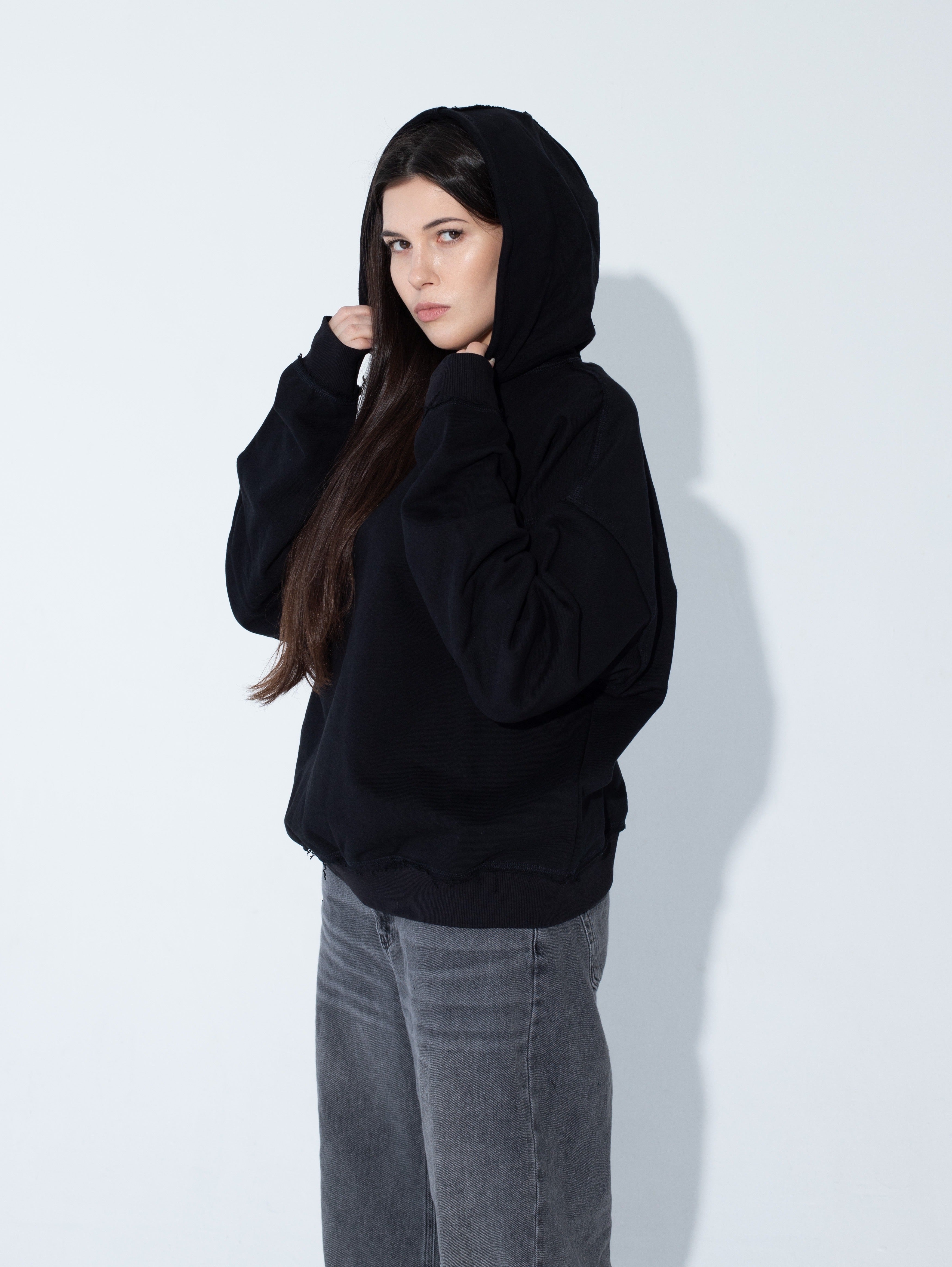 Bluza Boxy Raw Cut - Goth & Rock, Nu Metal od Bies Clothing. Wysokiej jakości bawełna 440gsm, mroczny design. Idealny gotycki styl dla fanów alternatywnej mody, gotycki styl, unisex goth clothing, gothic basics, rock fashion, nu metal.
Polska Marka Streetwear