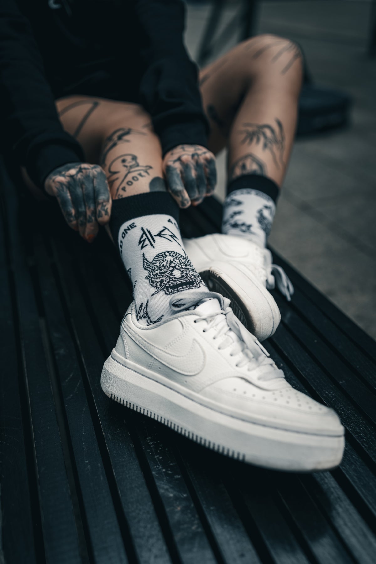 Skarpety Bies OG - Goth & Rock, Nu Metal od Bies Clothing mocne materiały, alternatywny design. Dodaj charakteru każdej stylizacji mody alternatywnej ,Goth, rock, nu metal, gotycki styl, unisex goth clothing, gothic basics, rock fashion.