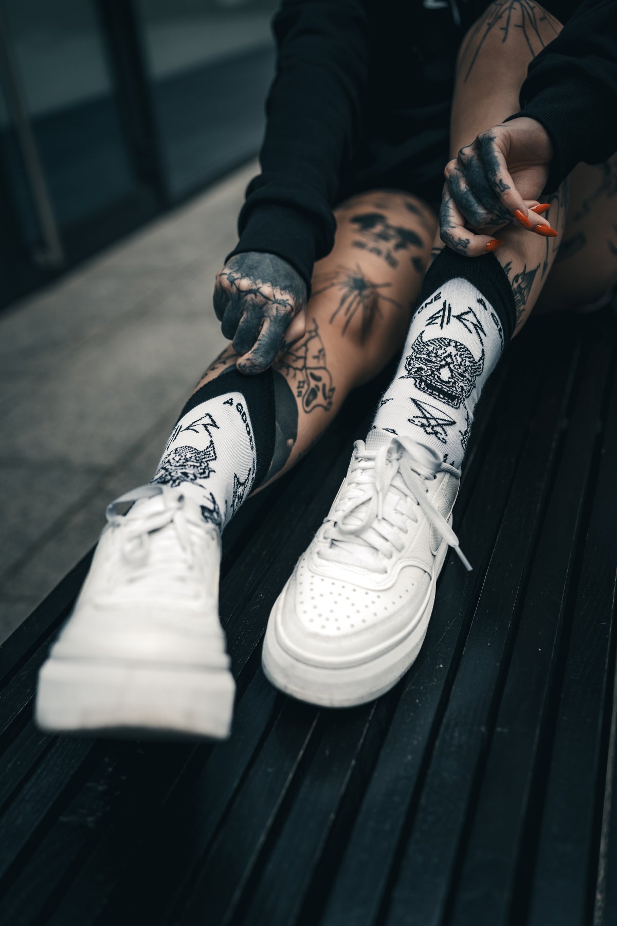 Skarpety Bies OG - Goth & Rock, Nu Metal od Bies Clothing mocne materiały, alternatywny design. Dodaj charakteru każdej stylizacji mody alternatywnej ,Goth, rock, nu metal, gotycki styl, unisex goth clothing, gothic basics, rock fashion.