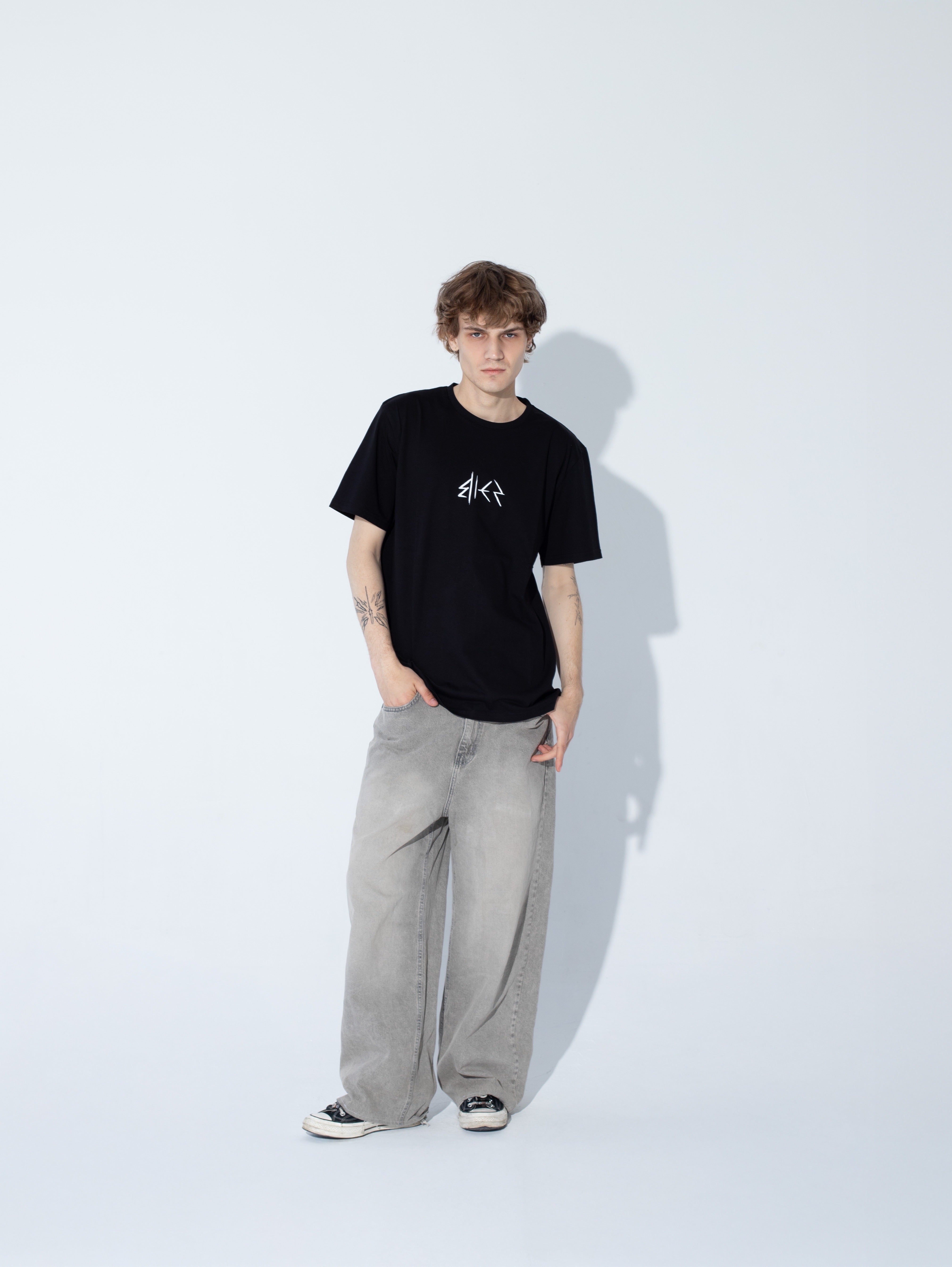 Czarna Koszulka BIES T-SHIRT - Goth & Rock, Nu Metal od Bies Clothing. Wysokiej jakości bawełna, mroczny design. Idealny gotycki styl dla fanów alternatywnej mody, unisex goth clothing, gothic basics, rock fashion, nu metal.
Polska marka Streetwear