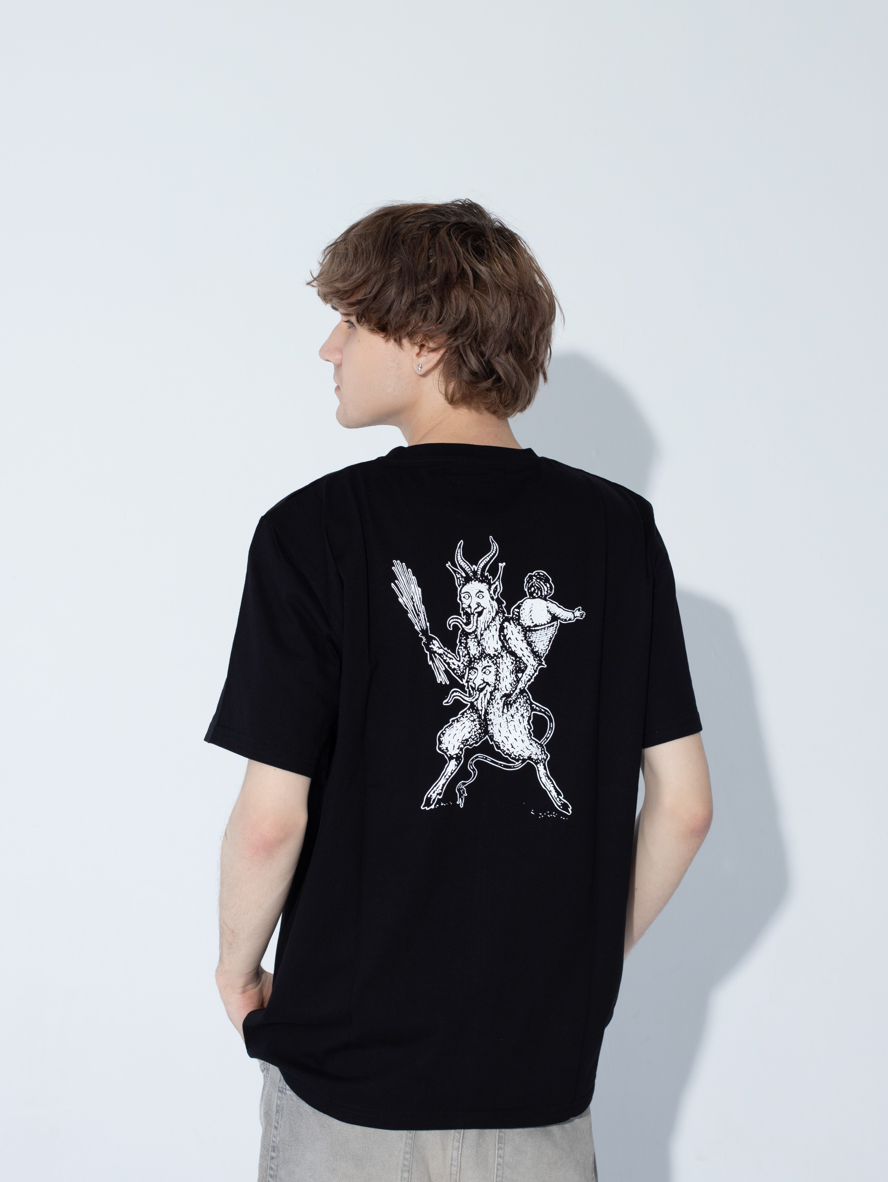 Czarna Koszulka BIES T-SHIRT - Goth & Rock, Nu Metal od Bies Clothing. Wysokiej jakości bawełna, mroczny design. Idealny gotycki styl dla fanów alternatywnej mody, unisex goth clothing, gothic basics, rock fashion, nu metal.
Polska marka Streetwear