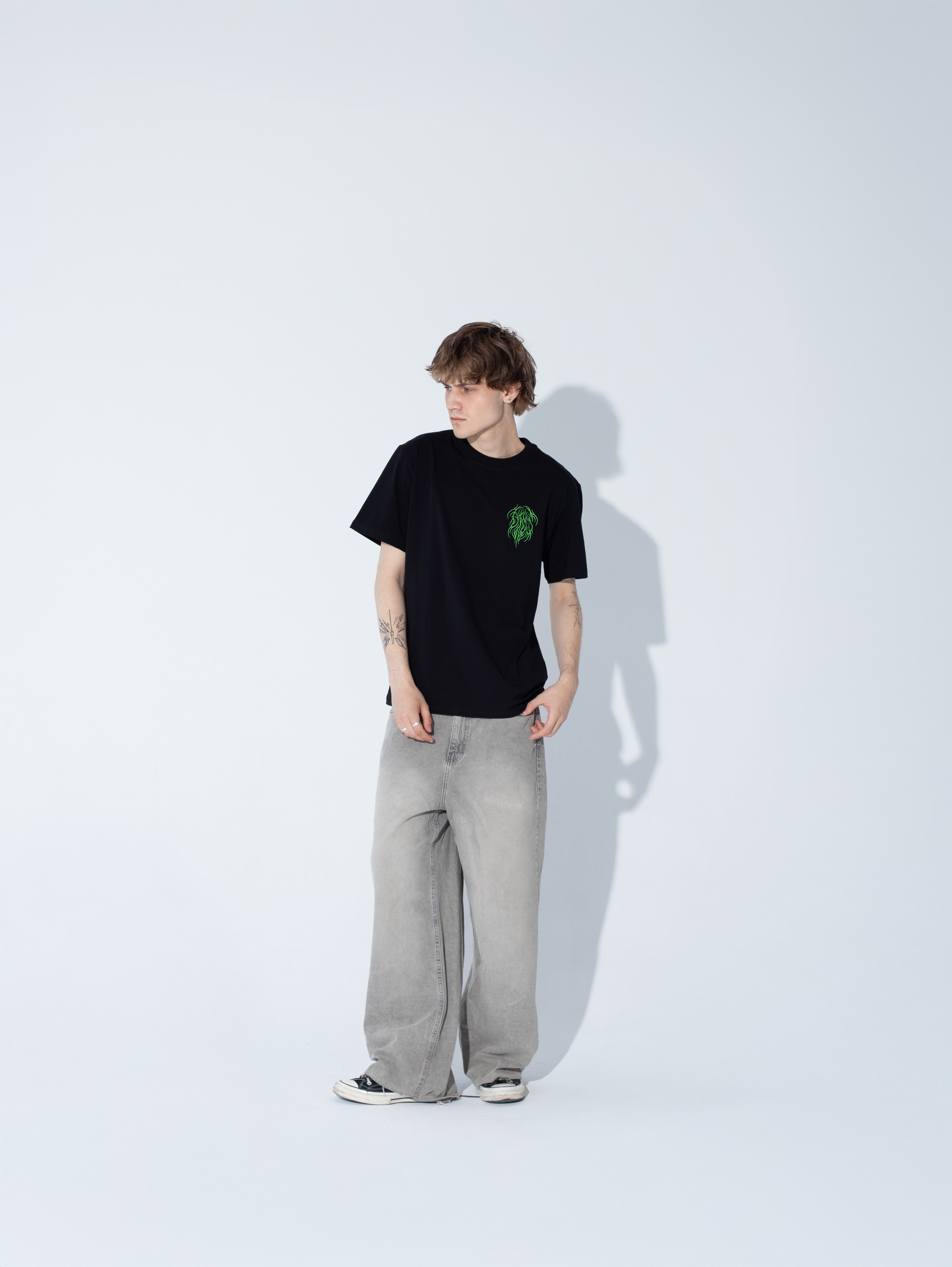 Czarna Koszulka THE WATCHER T-SHIRT - Goth & Rock, Nu Metal od Bies Clothing Wysokiej jakości bawełna, mroczny design. Idealny gotycki styl dla fanów alternatywnej mody, unisex goth clothing, gothic basics, rock fashion, nu metal.
Polska marka Streetwear