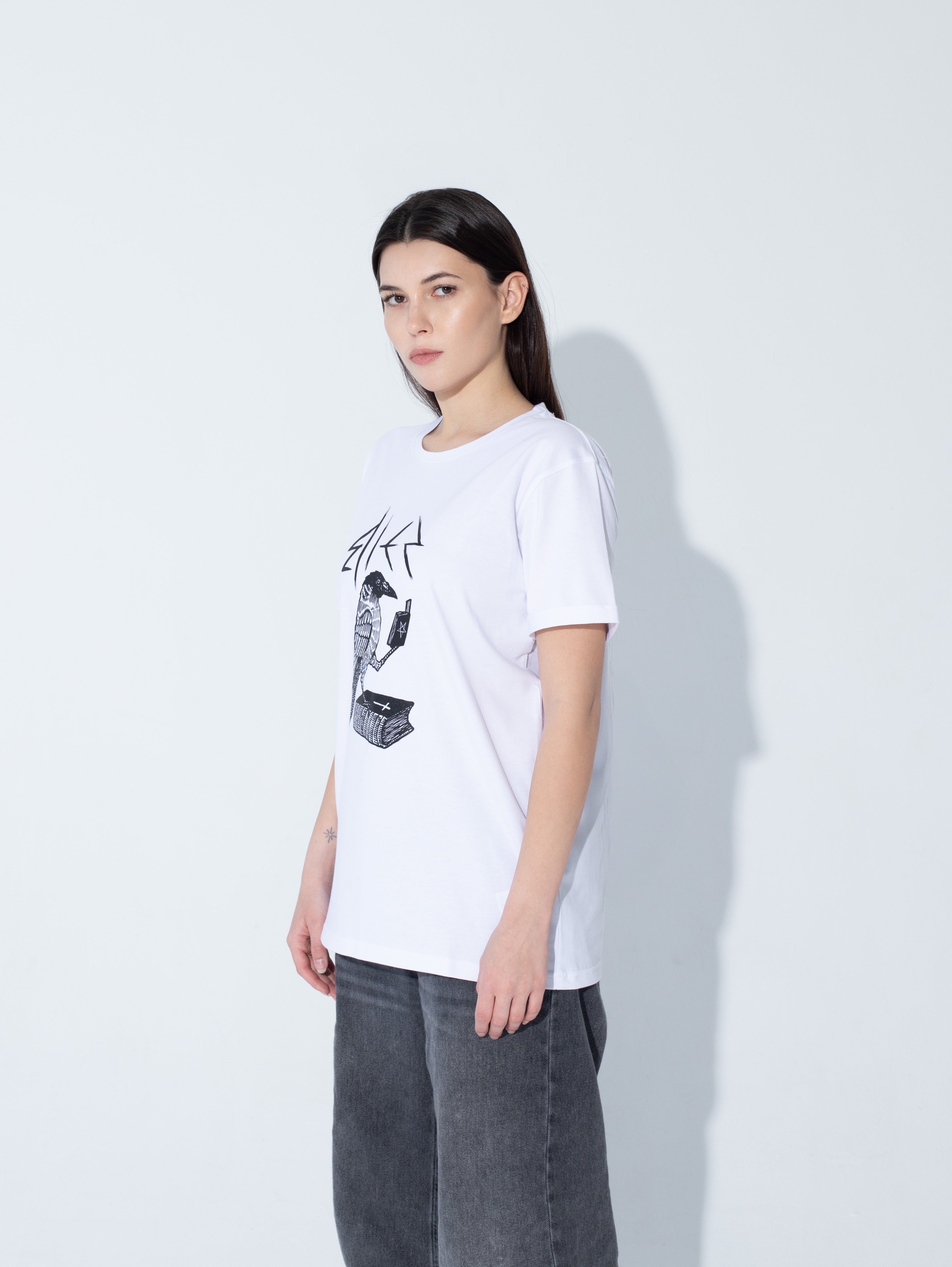 Biała Koszulka RAVEN T-SHIRT - Goth & Rock, Nu Metal od Bies Clothing. Wysokiej jakości bawełna, mroczny design. Idealny gotycki styl dla fanów alternatywnej mody,unisex goth clothing, gothic basics, rock fashion, nu metal. Polska marka streetwear