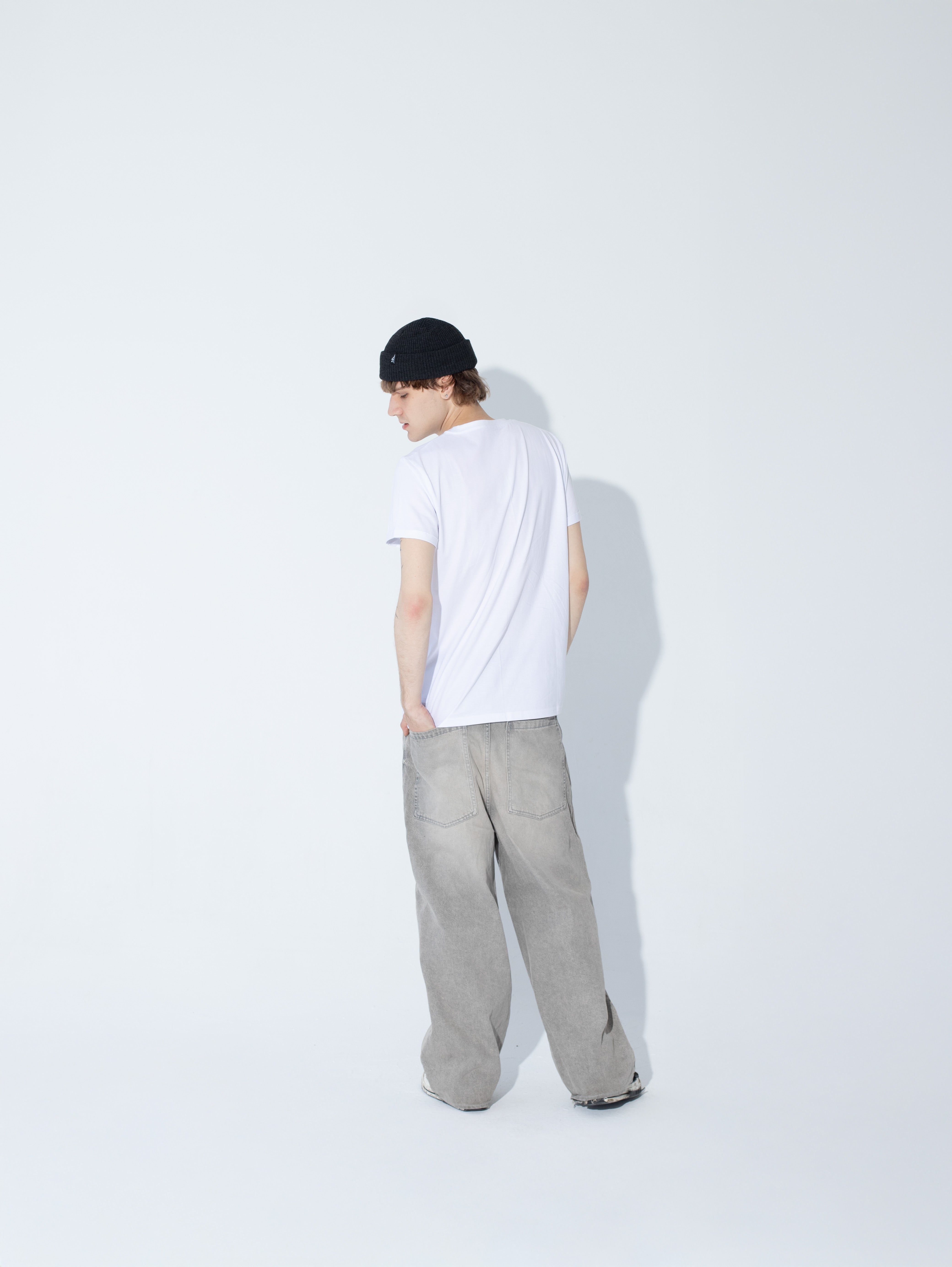 Biała Koszulka RAVEN T-SHIRT - Goth & Rock, Nu Metal od Bies Clothing. Wysokiej jakości bawełna, mroczny design. Idealny gotycki styl dla fanów alternatywnej mody,unisex goth clothing, gothic basics, rock fashion, nu metal. Polska marka streetwear