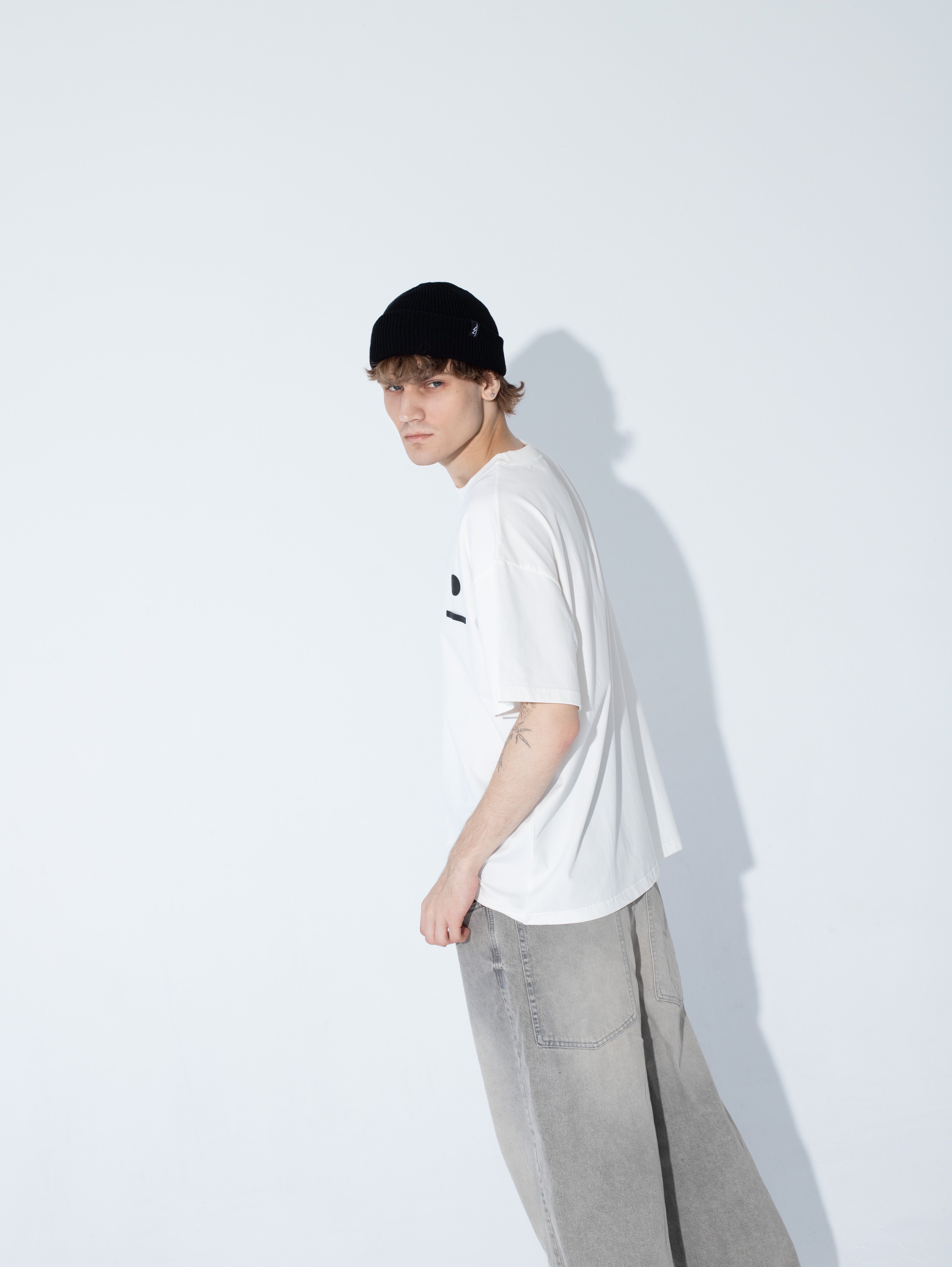 T-Shirt Oversize 'Hex You' Goth & Rock, Nu Metal od Bies Clothing. Wysokiej jakości bawełna, mroczny design. Idealny gotycki styl dla fanów alternatywnej mody, gotycki styl, unisex goth clothing, gothic basics, rock fashion, nu metal. Polska Marka Streetwear