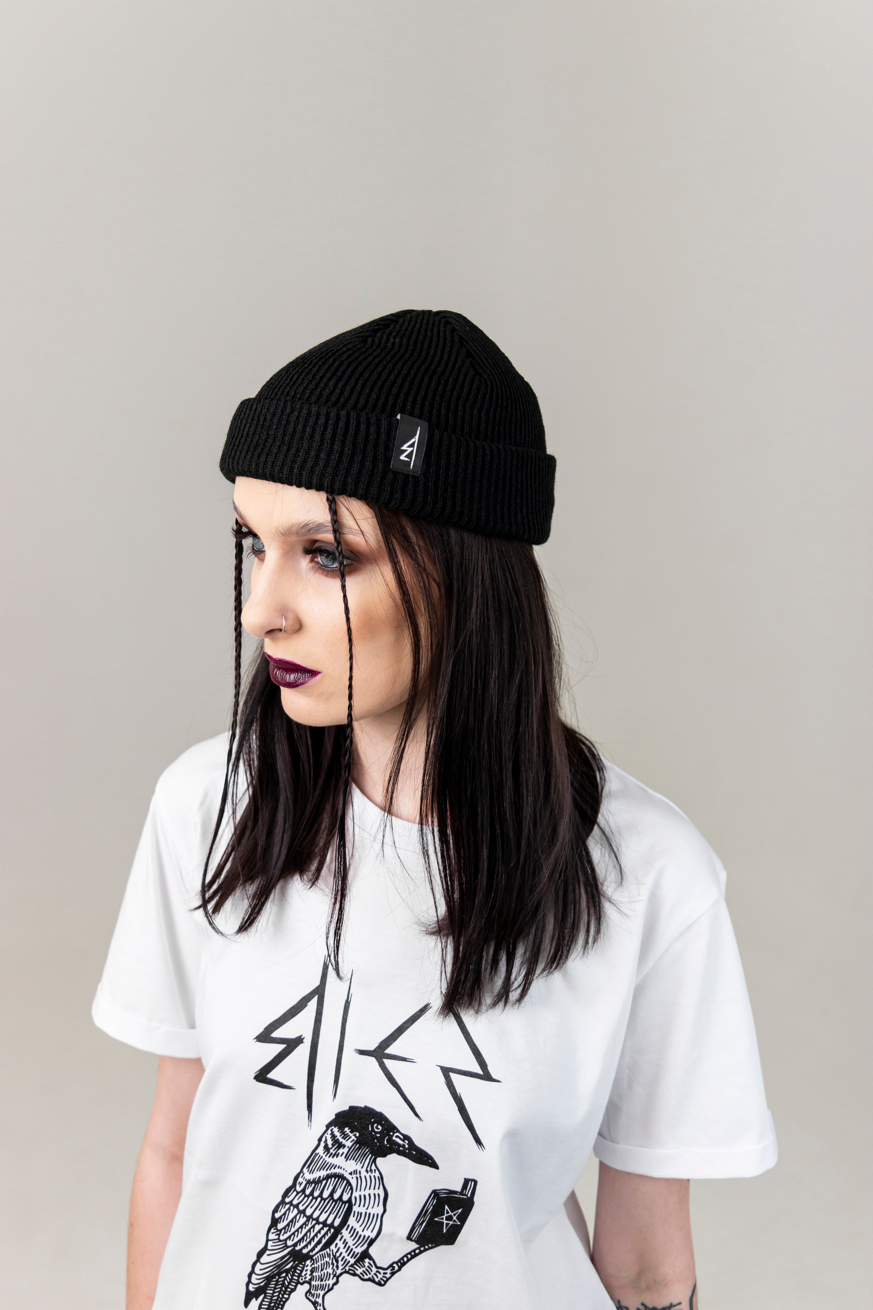 Czapka Beanie Bies Docker - Goth & Rock, Nu Metal od Bies Clothing. Minimalistyczny detal, Idealny dodatek do gotyckiego stylu i fanów alternatywnej mody, unisex goth clothing, gothic basics, rock fashion, nu metal.
