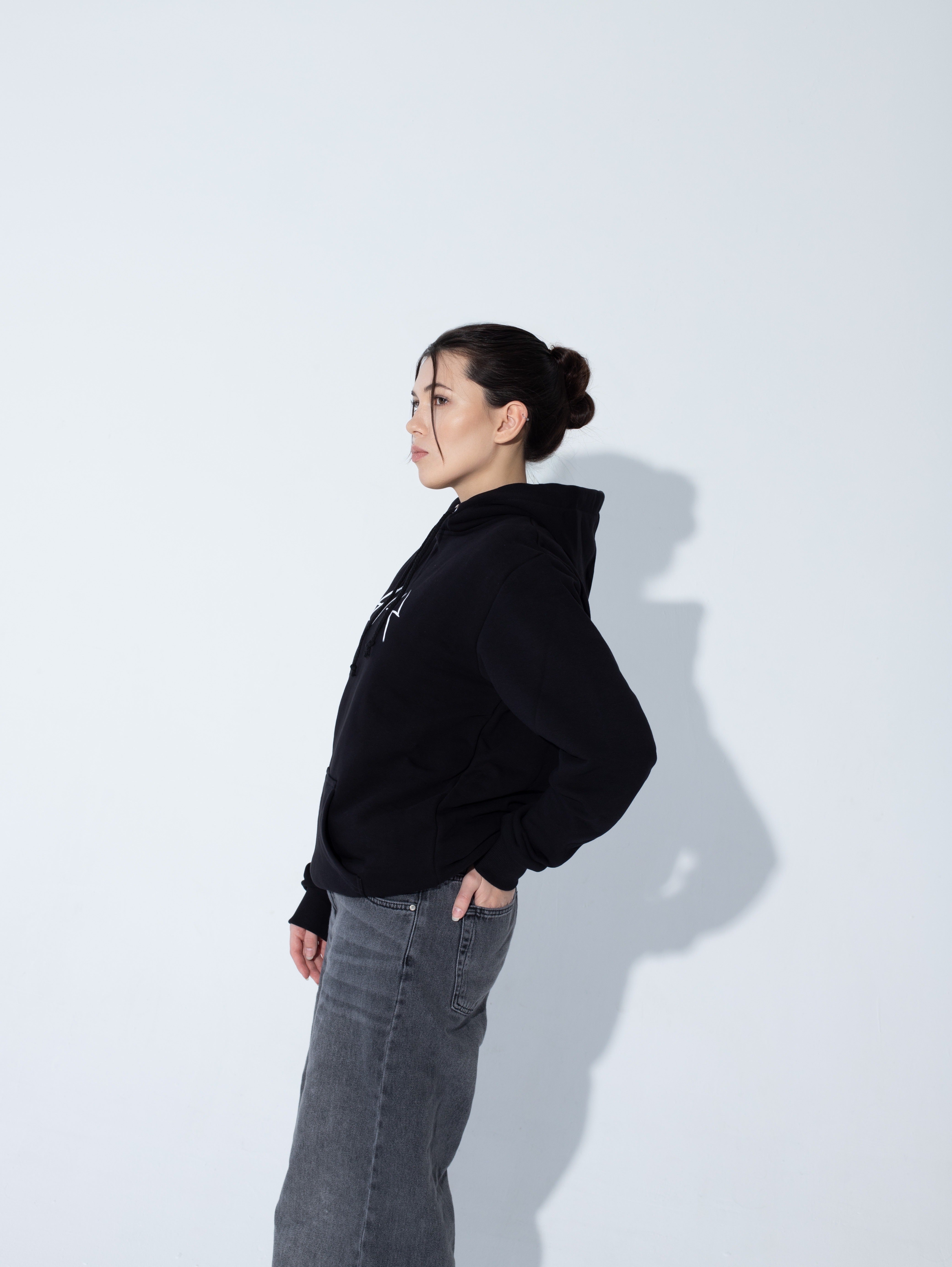 Bluza Boxy Raw Cut - Goth & Rock, Nu Metal od Bies Clothing. Wysokiej jakości bawełna 440gsm, mroczny design. Idealny gotycki styl dla fanów alternatywnej mody, gotycki styl, unisex goth clothing, gothic basics, rock fashion, nu metal.
Polska marka streetwear