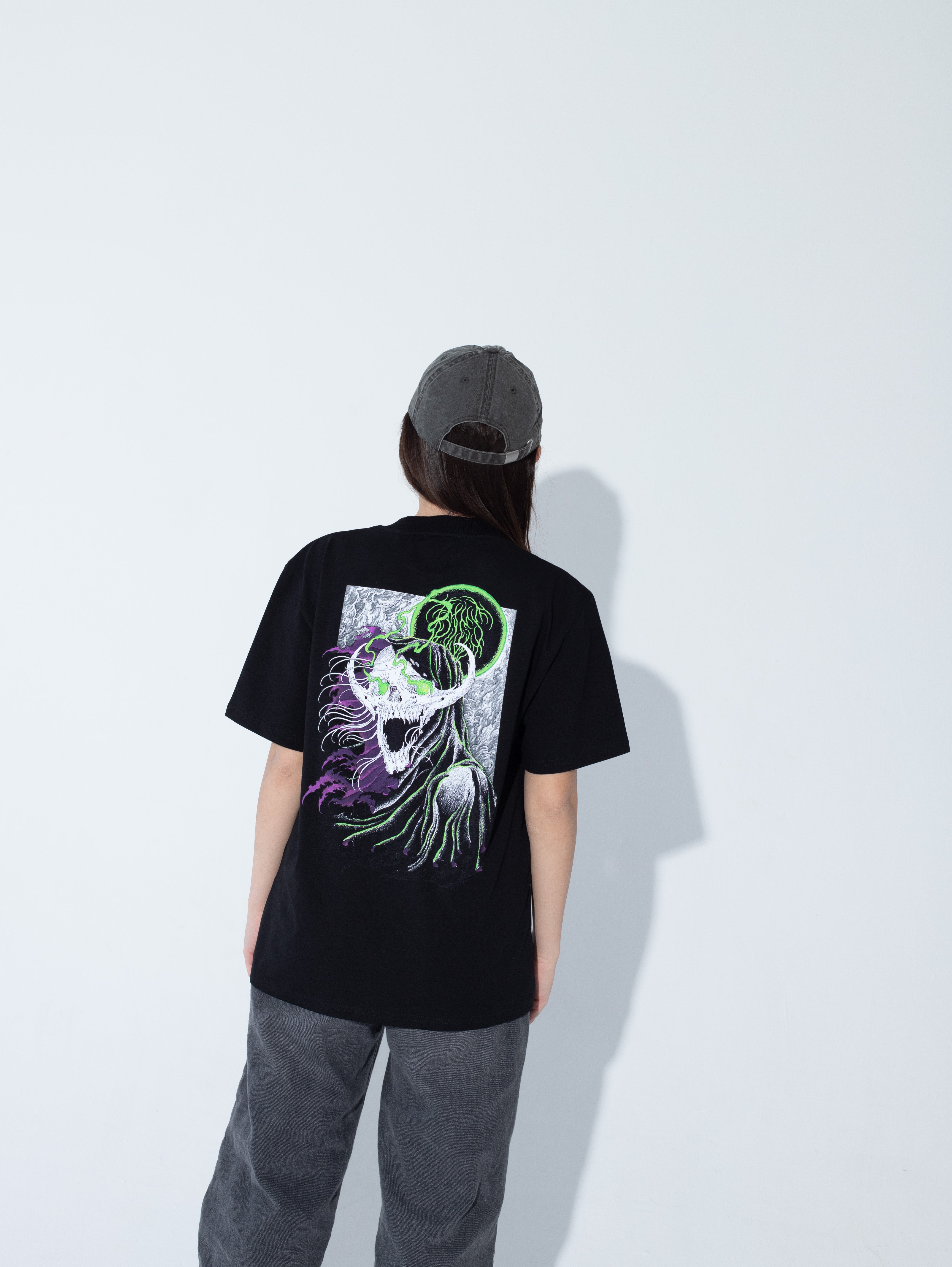 Czarna Koszulka THE WATCHER T-SHIRT - Goth & Rock, Nu Metal od Bies Clothing Wysokiej jakości bawełna, mroczny design. Idealny gotycki styl dla fanów alternatywnej mody, unisex goth clothing, gothic basics, rock fashion, nu metal.
Polska marka Streetwear