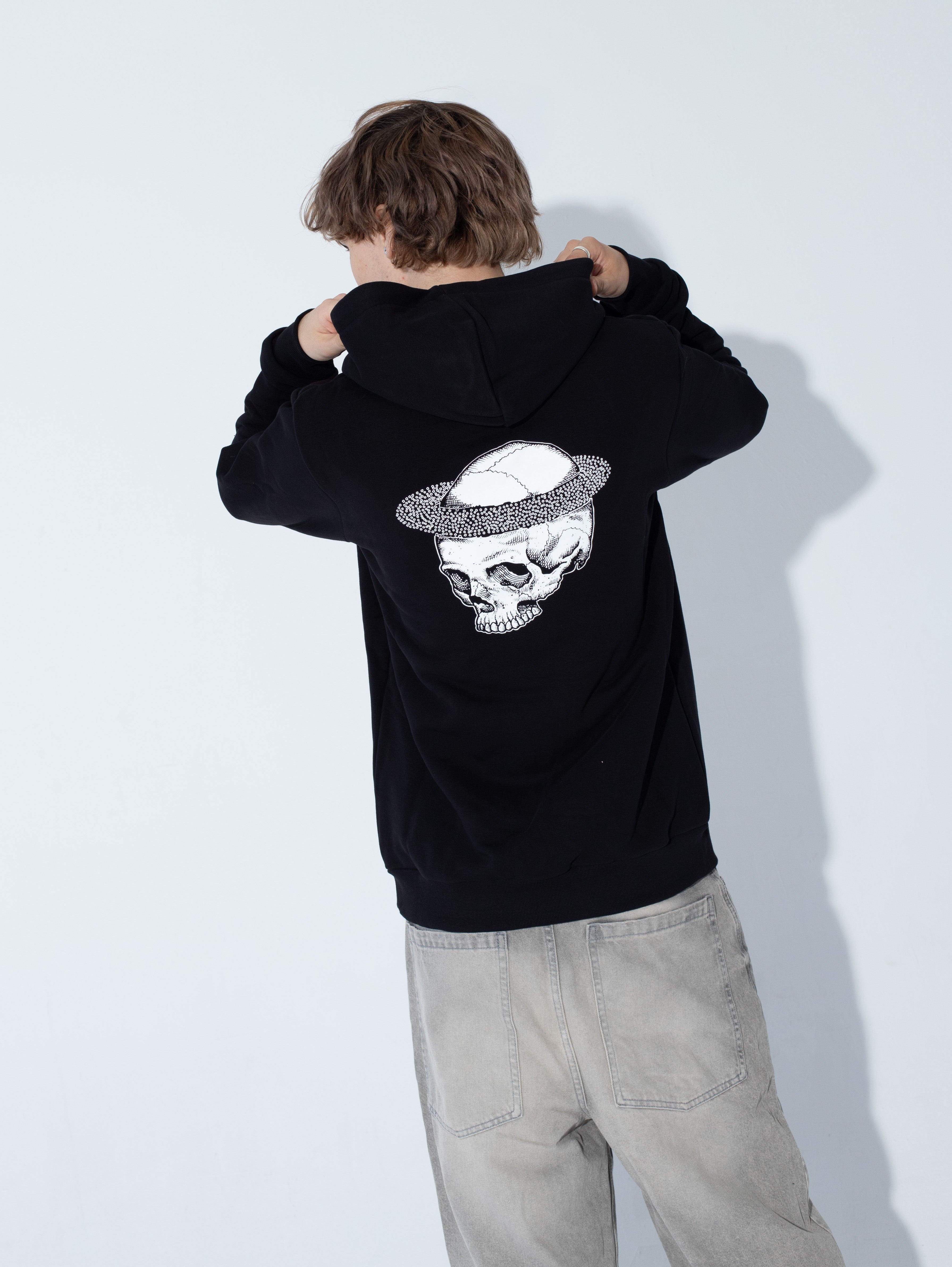 Bluza Boxy Raw Cut - Goth & Rock, Nu Metal od Bies Clothing. Wysokiej jakości bawełna 440gsm, mroczny design. Idealny gotycki styl dla fanów alternatywnej mody, gotycki styl, unisex goth clothing, gothic basics, rock fashion, nu metal.
Polska marka streetwear