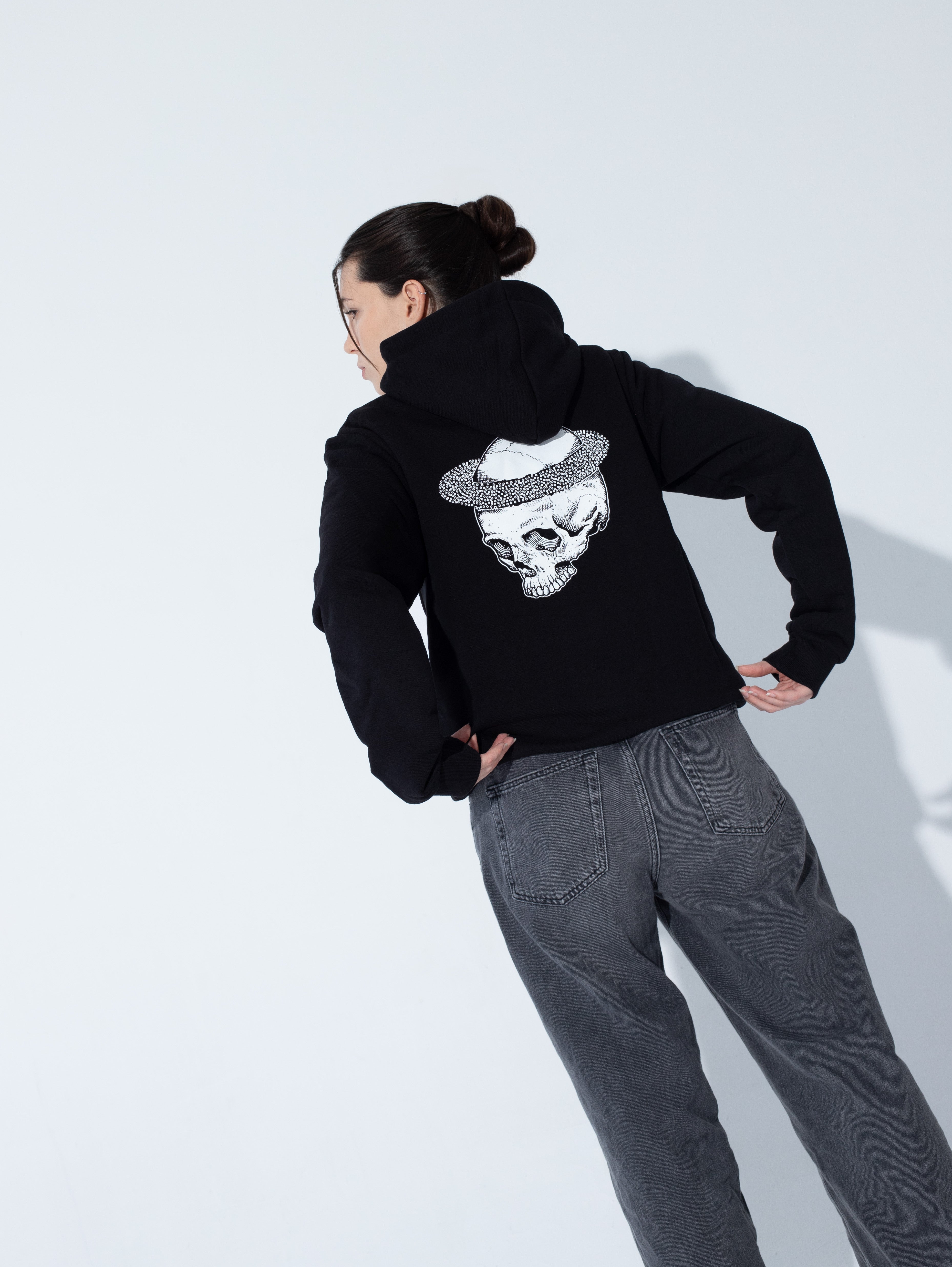 Bluza Boxy Raw Cut - Goth & Rock, Nu Metal od Bies Clothing. Wysokiej jakości bawełna 440gsm, mroczny design. Idealny gotycki styl dla fanów alternatywnej mody, gotycki styl, unisex goth clothing, gothic basics, rock fashion, nu metal.
Polska marka streetwear