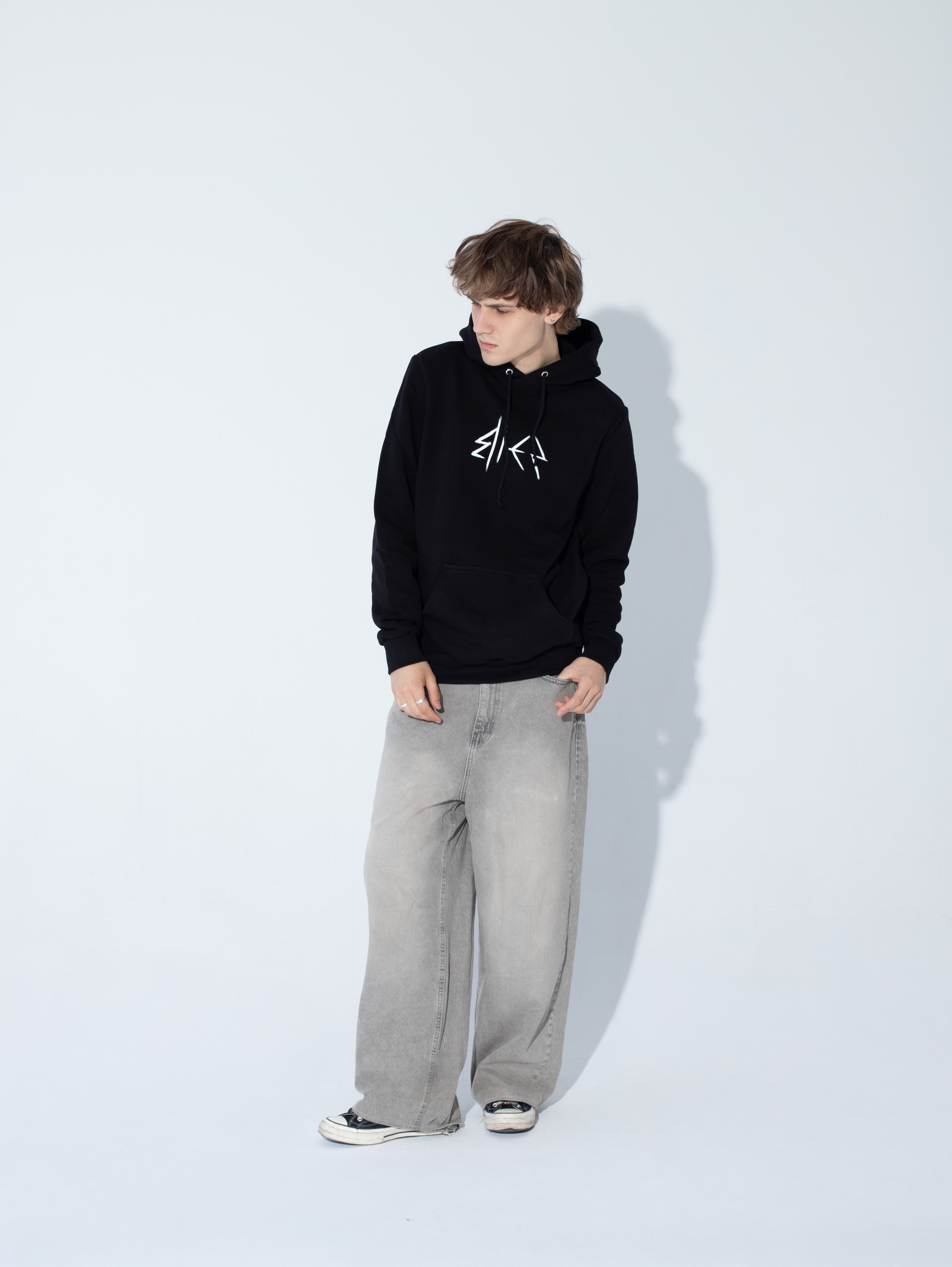 Bluza Boxy Raw Cut - Goth & Rock, Nu Metal od Bies Clothing. Wysokiej jakości bawełna 440gsm, mroczny design. Idealny gotycki styl dla fanów alternatywnej mody, gotycki styl, unisex goth clothing, gothic basics, rock fashion, nu metal.
Polska marka streetwear