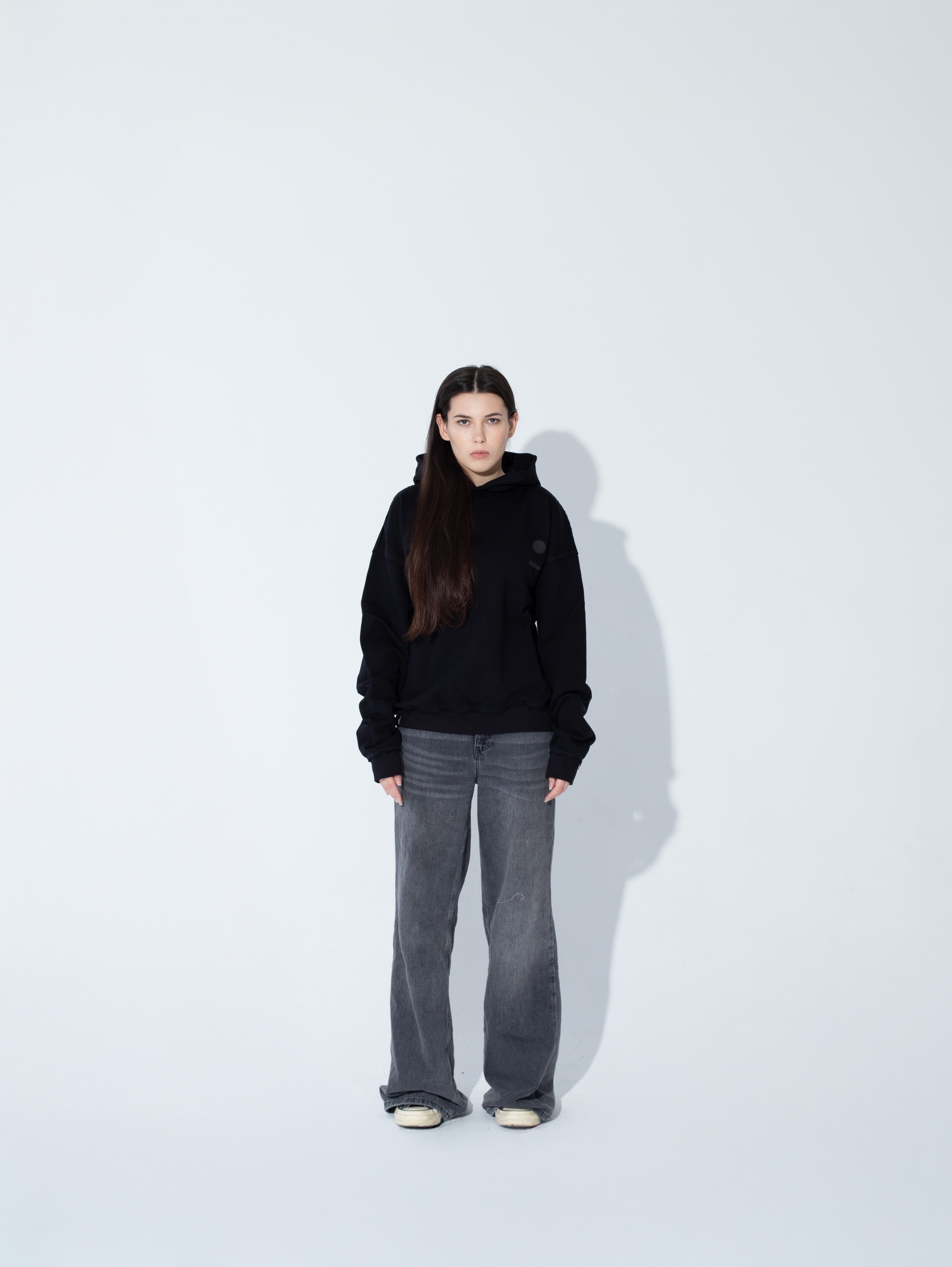 Bluza Boxy Raw Cut - Goth & Rock, Nu Metal od Bies Clothing. Wysokiej jakości bawełna 440gsm, mroczny design. Idealny gotycki styl dla fanów alternatywnej mody, gotycki styl, unisex goth clothing, gothic basics, rock fashion, nu metal.
Polska Marka Streetwear