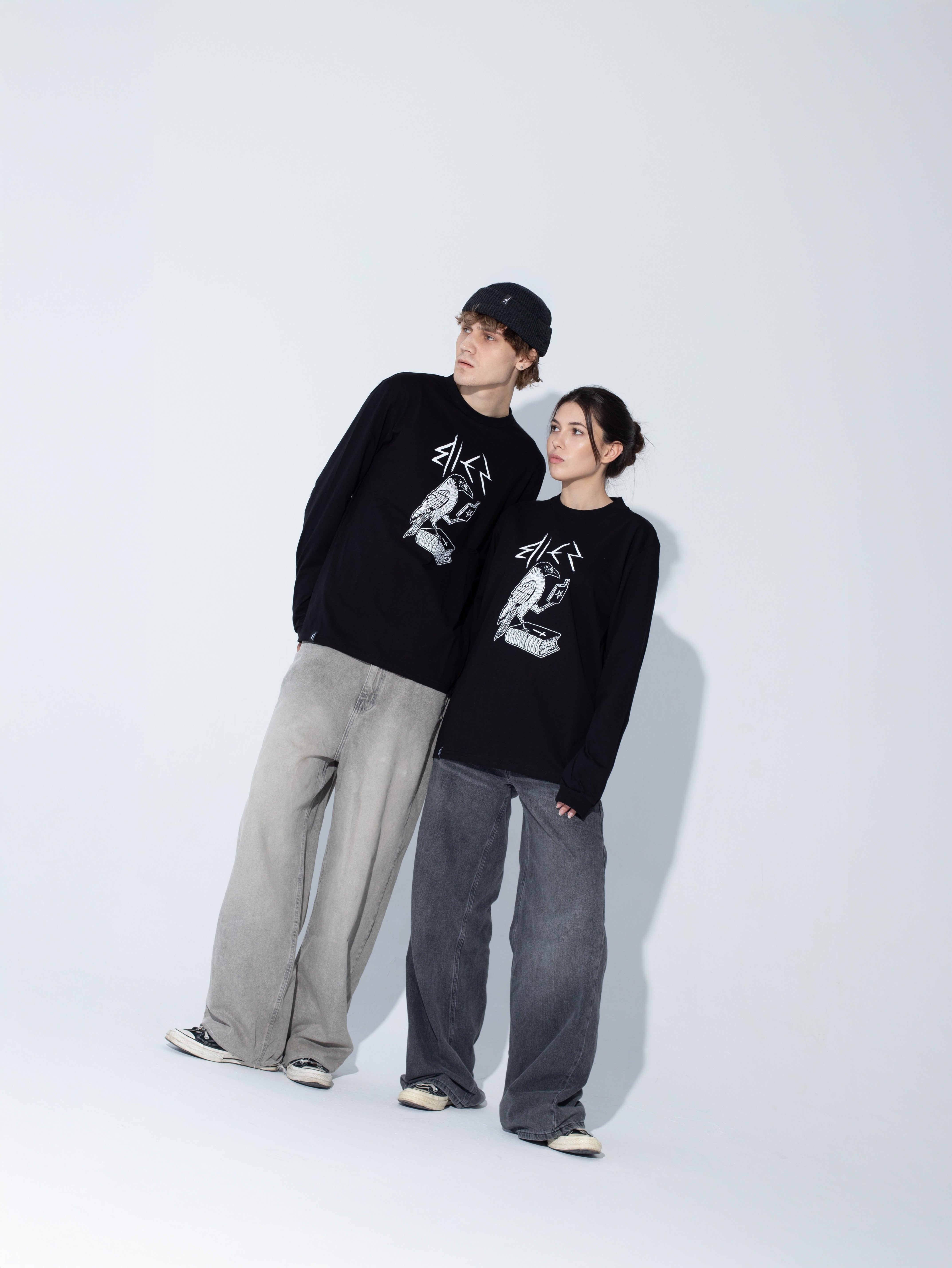 Bies 'Raven' Longsleeve Czarny - Goth & Rock, Nu Metal od Bies Clothing. Wysokiej jakości bawełna, mroczny design. Idealny gotycki styl dla fanów alternatywnej mody, unisex goth clothing, gothic basics, rock fashion, nu metal.
Polska mark streetwear
