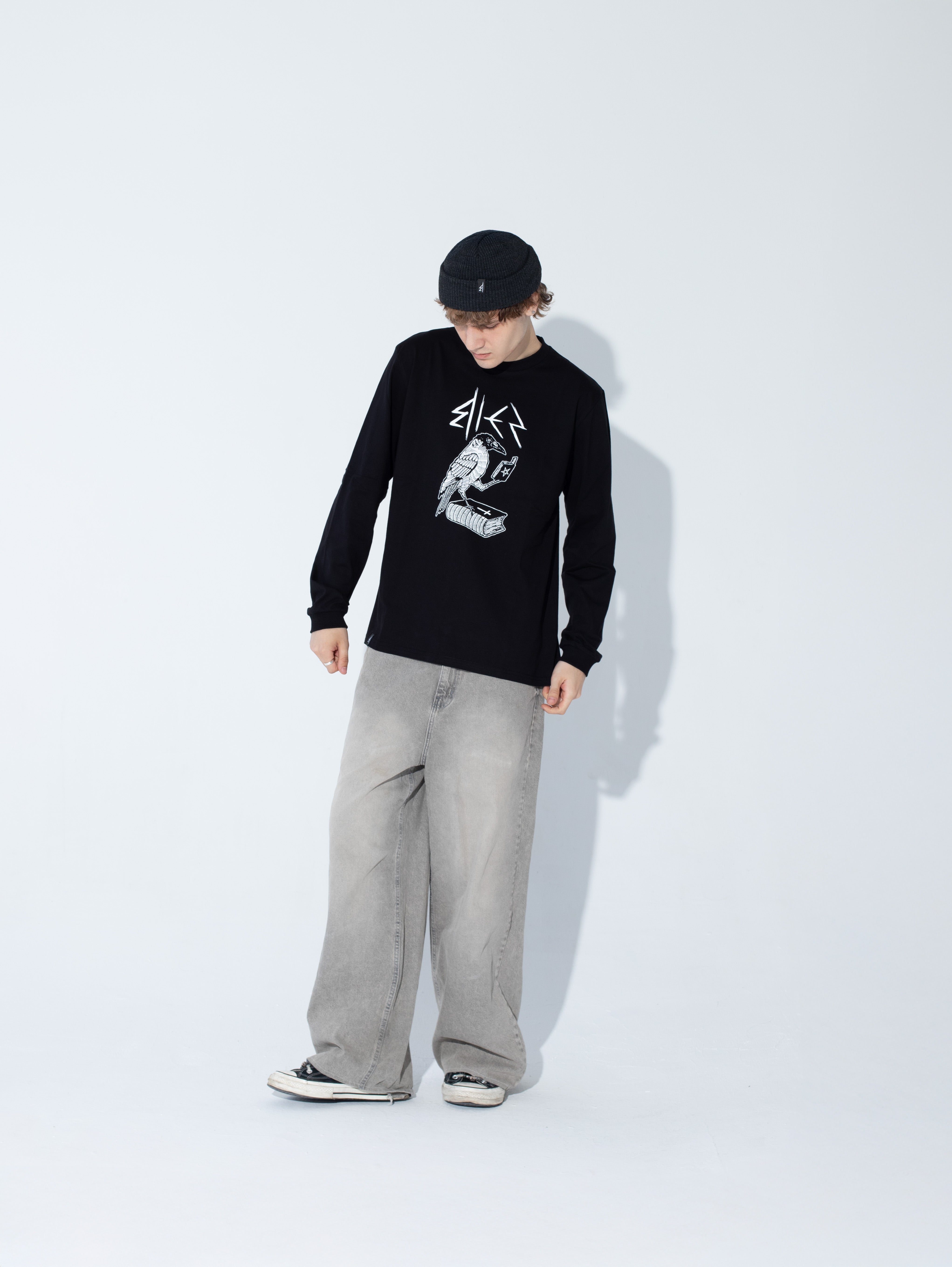 Bies 'Raven' Longsleeve Czarny - Goth & Rock, Nu Metal od Bies Clothing. Wysokiej jakości bawełna, mroczny design. Idealny gotycki styl dla fanów alternatywnej mody, unisex goth clothing, gothic basics, rock fashion, nu metal.
Polska mark streetwear
