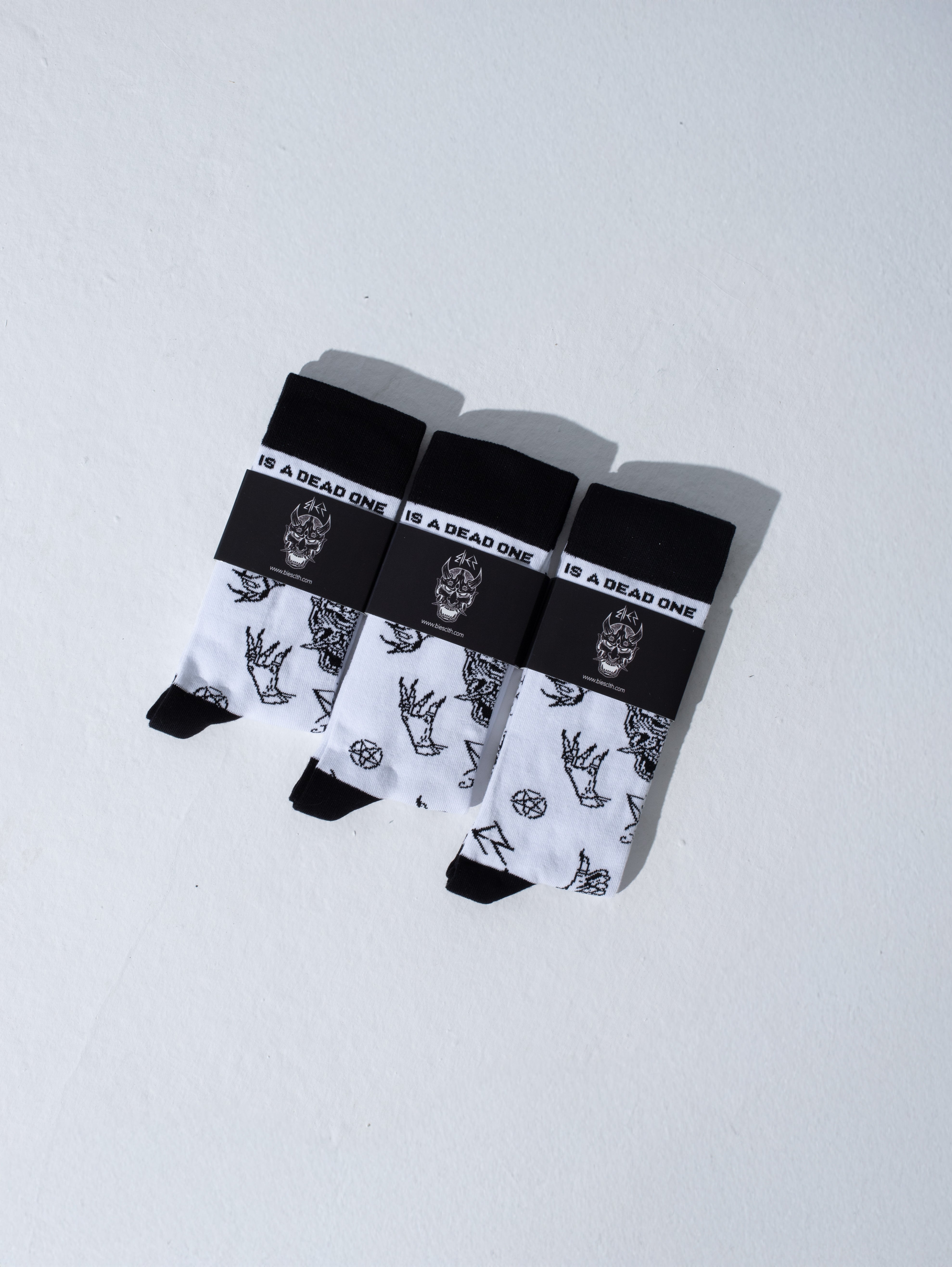 Skarpety Bies OG - Goth & Rock, Nu Metal od Bies Clothing mocne materiały, alternatywny design. Dodaj charakteru każdej stylizacji mody alternatywnej ,Goth, rock, nu metal, gotycki styl, unisex goth clothing, gothic basics, rock fashion.
Polska marka streetwear