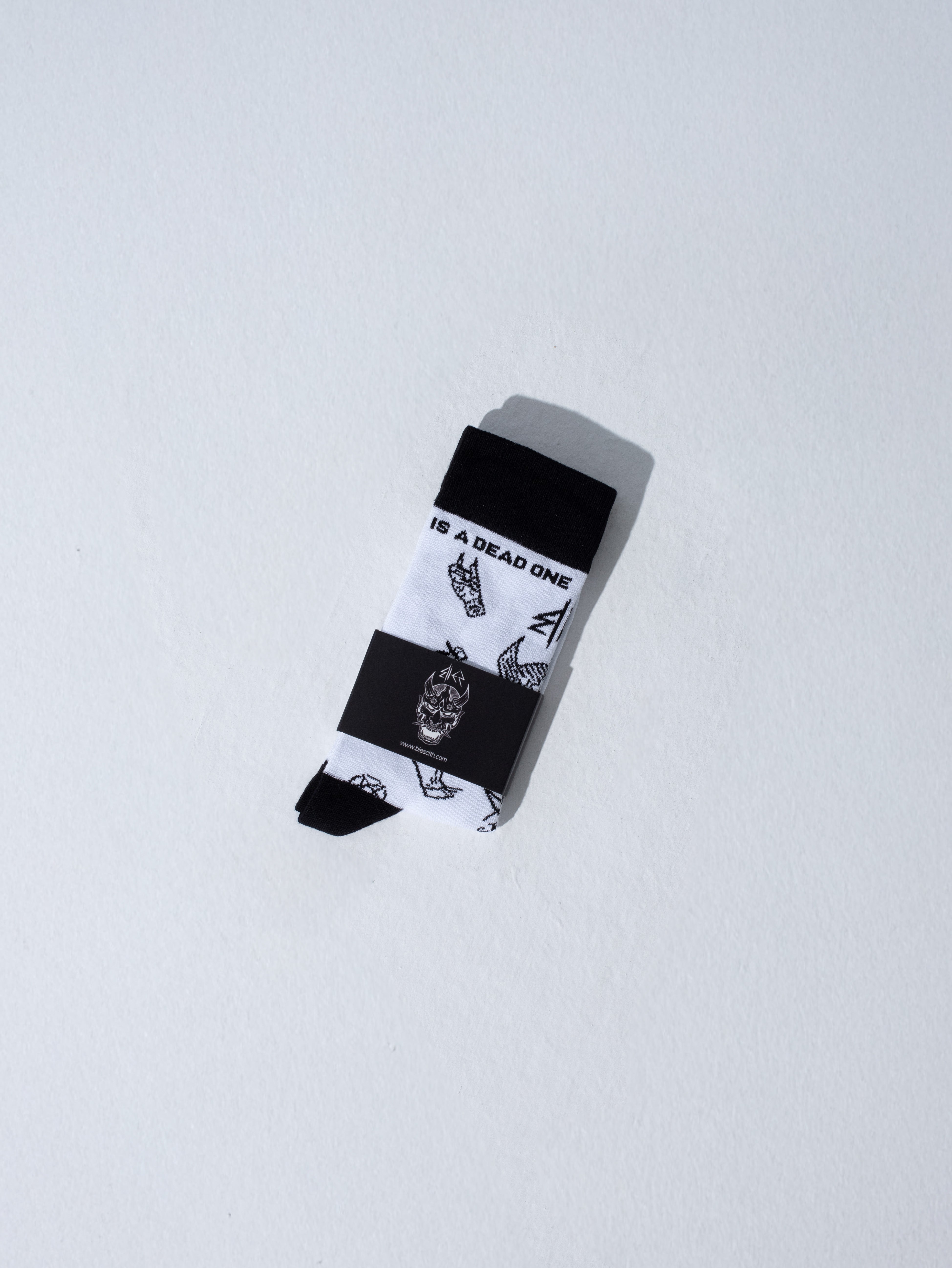 Skarpety Bies OG - Goth & Rock, Nu Metal od Bies Clothing mocne materiały, alternatywny design. Dodaj charakteru każdej stylizacji mody alternatywnej ,Goth, rock, nu metal, gotycki styl, unisex goth clothing, gothic basics, rock fashion.
Polska marka streetwear