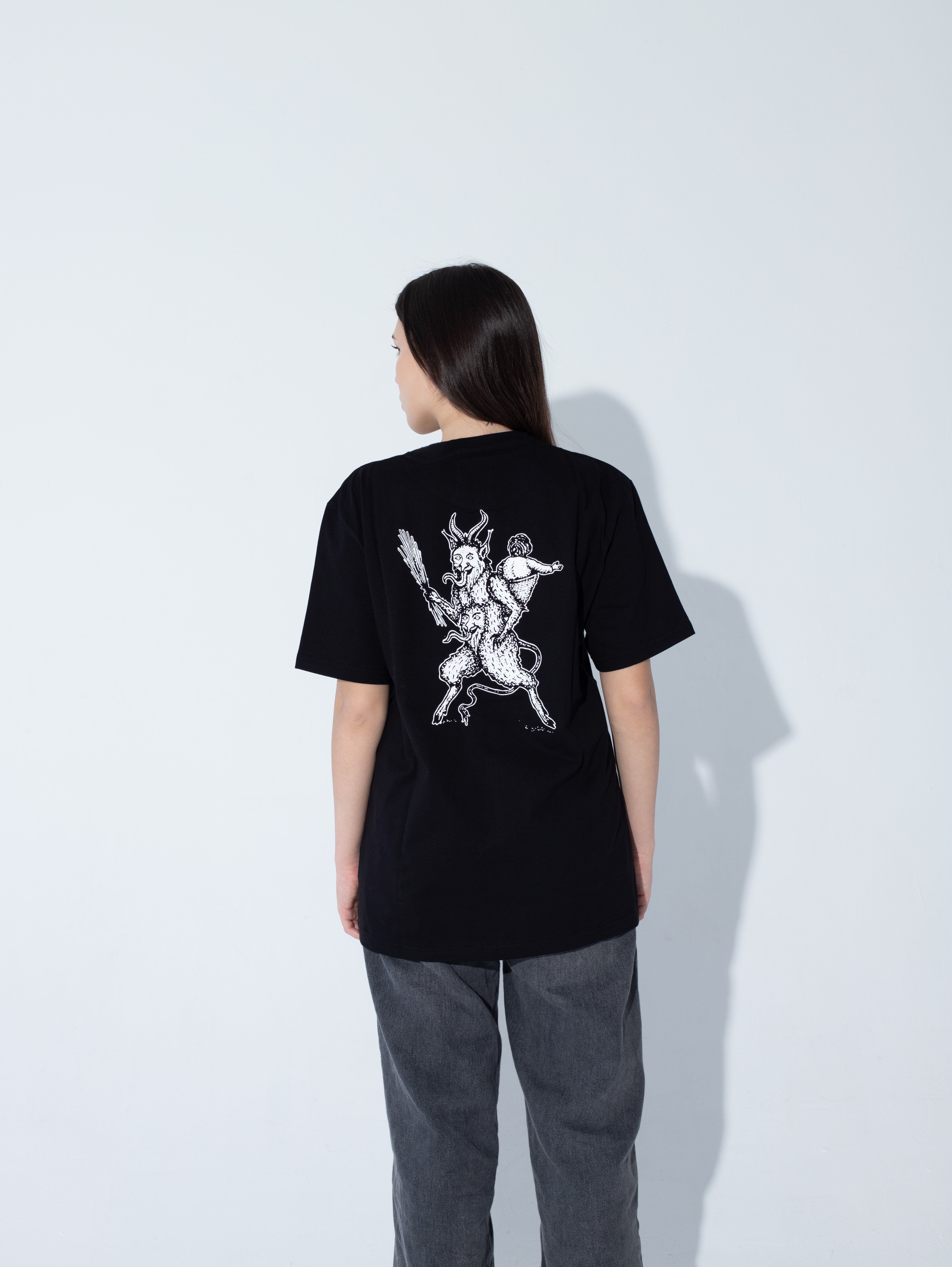 Czarna Koszulka BIES T-SHIRT - Goth & Rock, Nu Metal od Bies Clothing. Wysokiej jakości bawełna, mroczny design. Idealny gotycki styl dla fanów alternatywnej mody, unisex goth clothing, gothic basics, rock fashion, nu metal.
Polska marka Streetwear