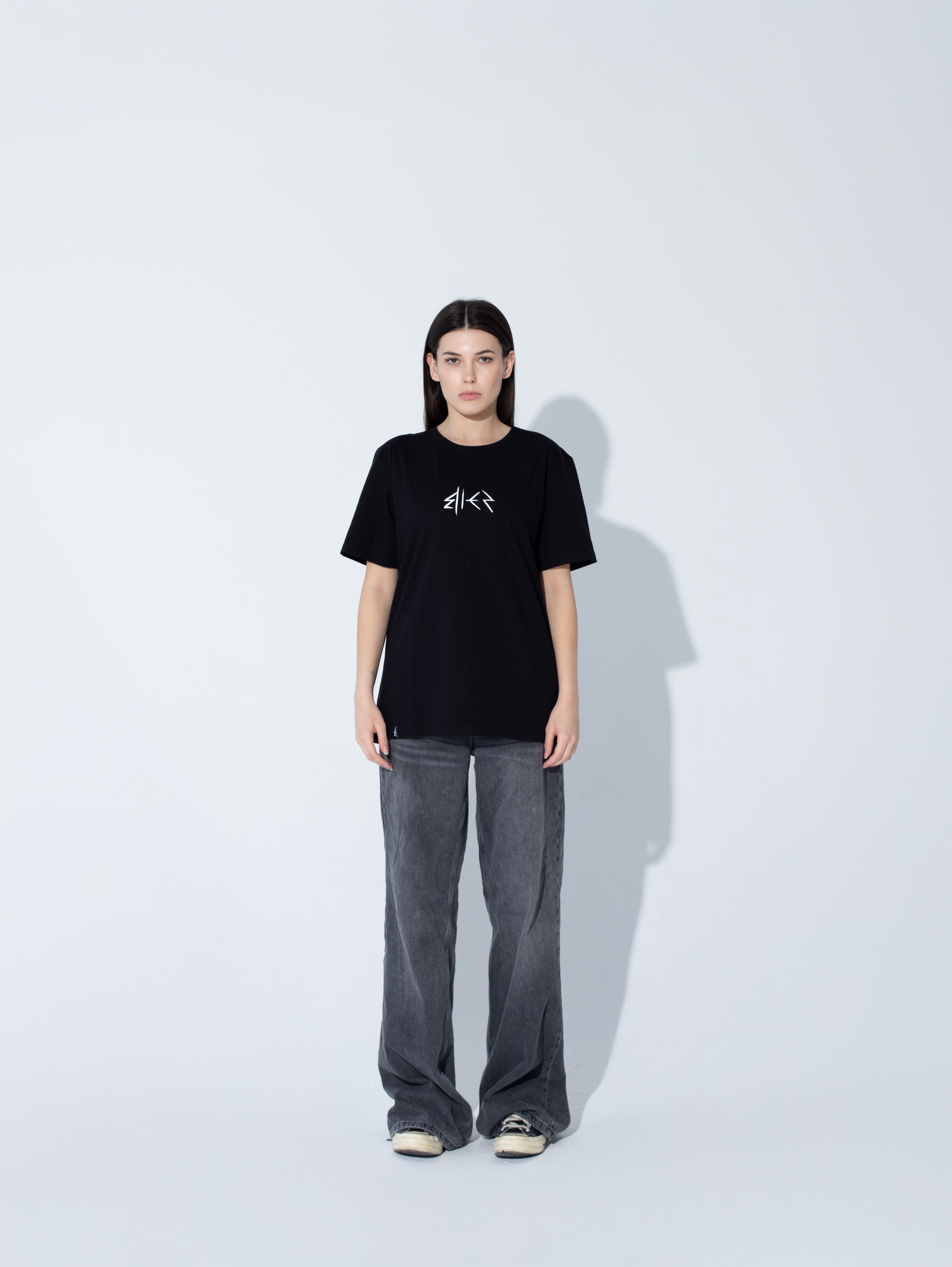 Czarna Koszulka BIES T-SHIRT - Goth & Rock, Nu Metal od Bies Clothing. Wysokiej jakości bawełna, mroczny design. Idealny gotycki styl dla fanów alternatywnej mody, unisex goth clothing, gothic basics, rock fashion, nu metal.
Polska marka Streetwear