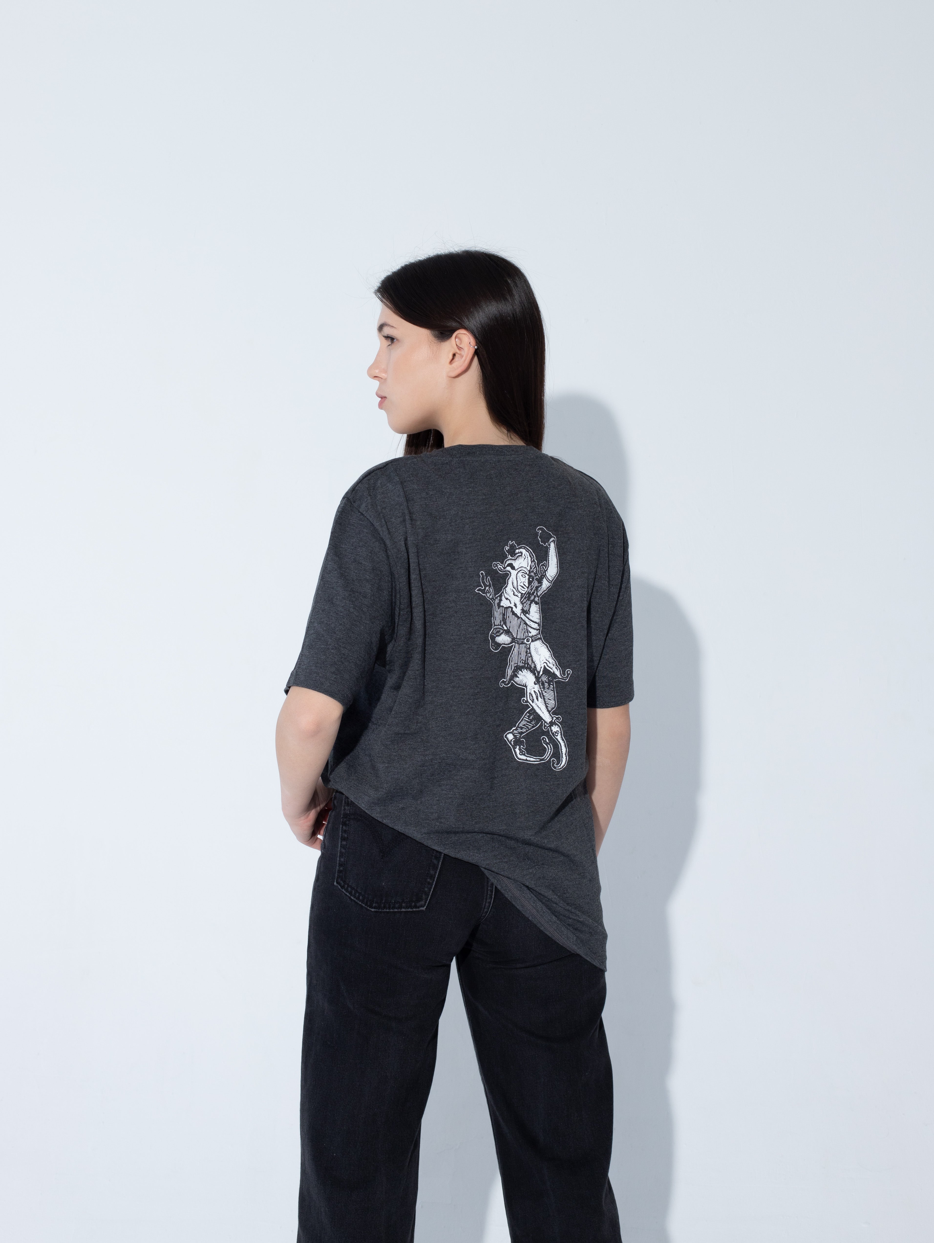 Szara Koszulka THE FOOL T-SHIRT - Goth & Rock, Nu Metal od Bies Clothing. Wysokiej jakości bawełna, mroczny design. Idealny gotycki styl dla fanów alternatywnej mody, unisex goth clothing, gothic basics, rock fashion, nu metal. Polska marka streetwear