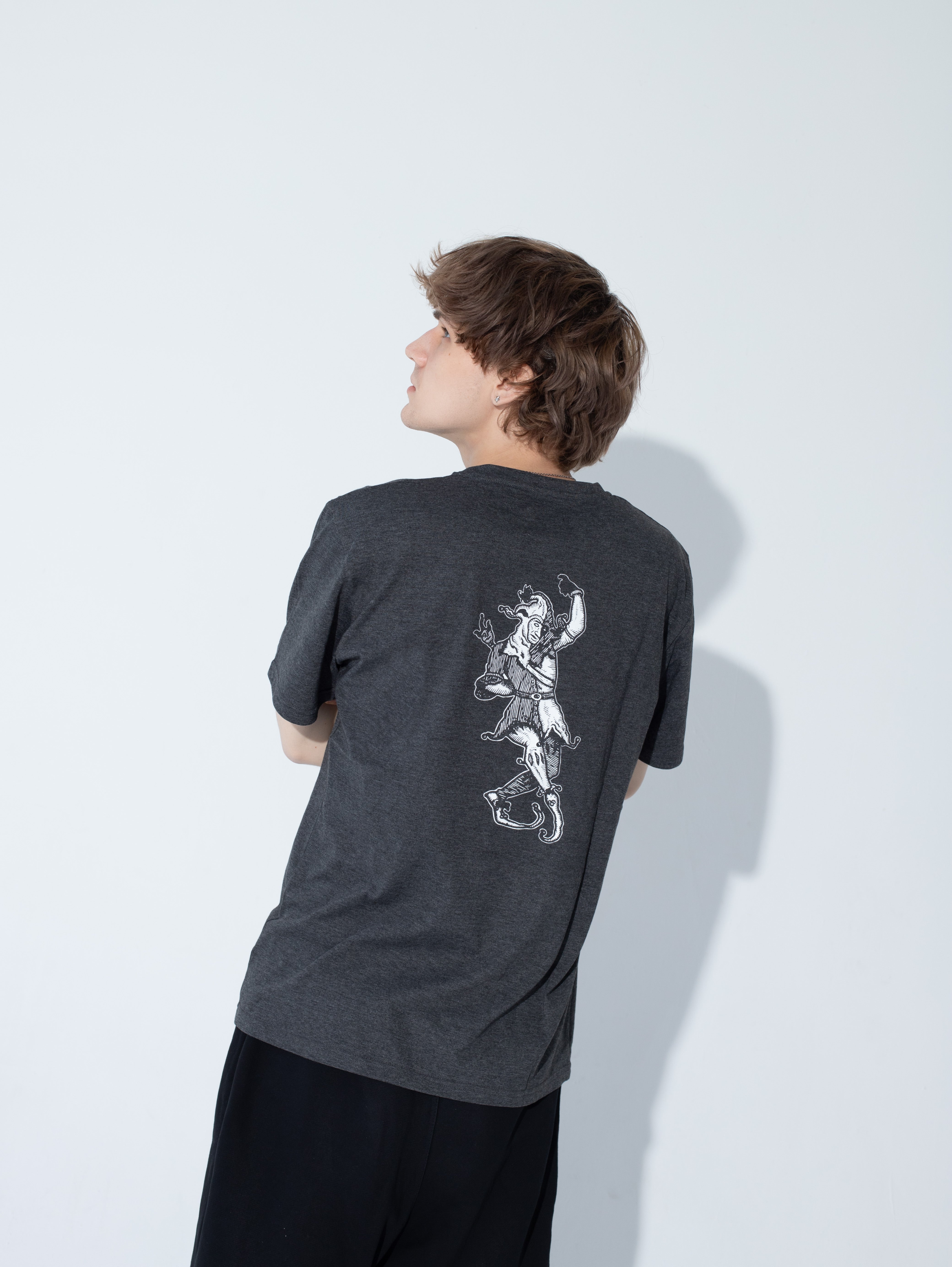 Szara Koszulka THE FOOL T-SHIRT - Goth & Rock, Nu Metal od Bies Clothing. Wysokiej jakości bawełna, mroczny design. Idealny gotycki styl dla fanów alternatywnej mody, unisex goth clothing, gothic basics, rock fashion, nu metal. Polska marka streetwear
