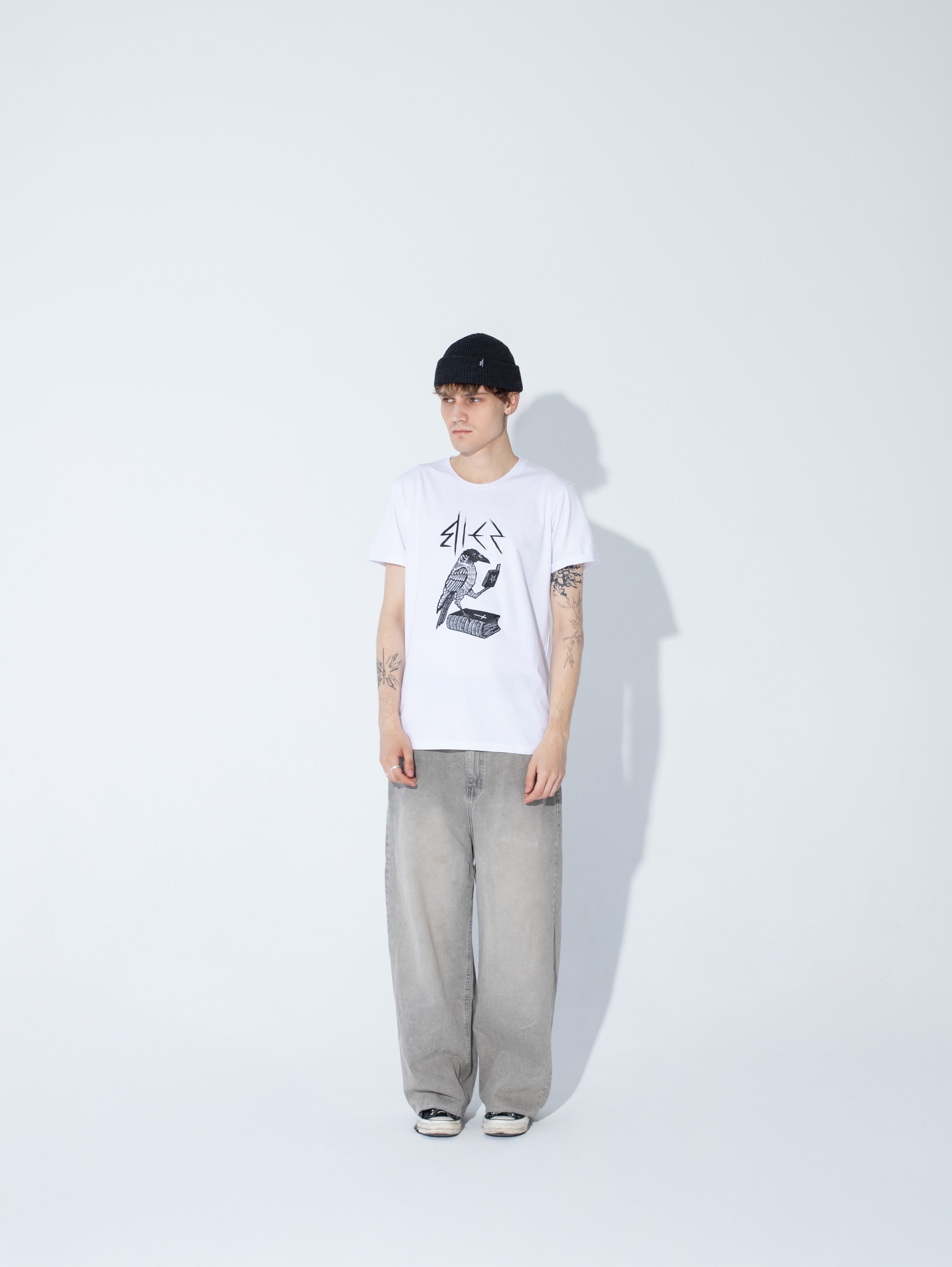 Biała Koszulka RAVEN T-SHIRT - Goth & Rock, Nu Metal od Bies Clothing. Wysokiej jakości bawełna, mroczny design. Idealny gotycki styl dla fanów alternatywnej mody,unisex goth clothing, gothic basics, rock fashion, nu metal. Polska marka streetwear
